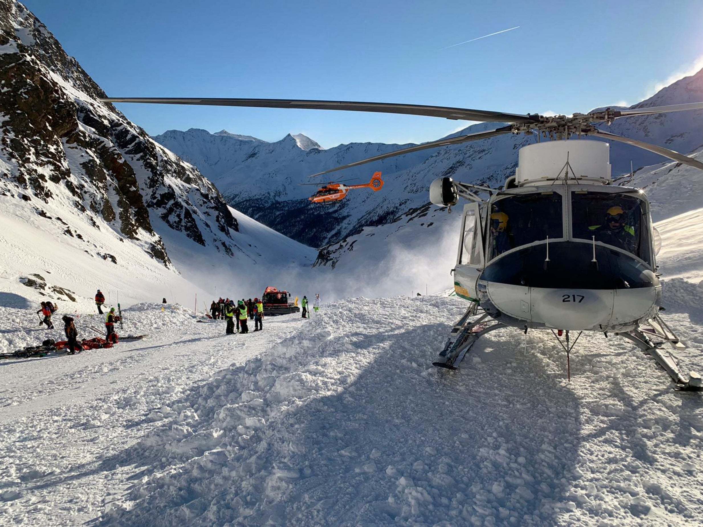 Three helicopters join the rescue operation in Val Senales, South Tyrol