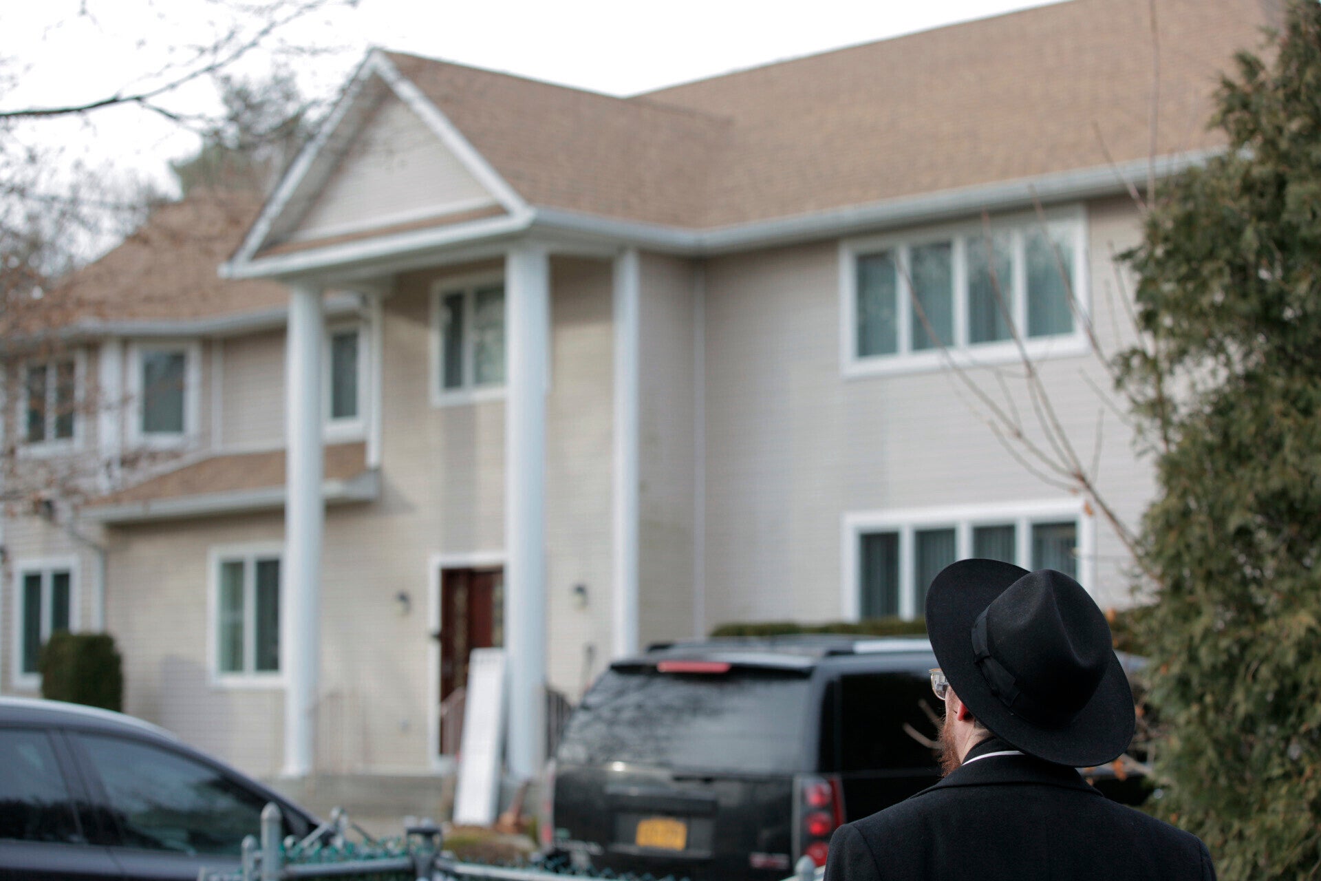 The home is said to belong to Rabbi Chaim Rottenberg, who leads the synagogue next door