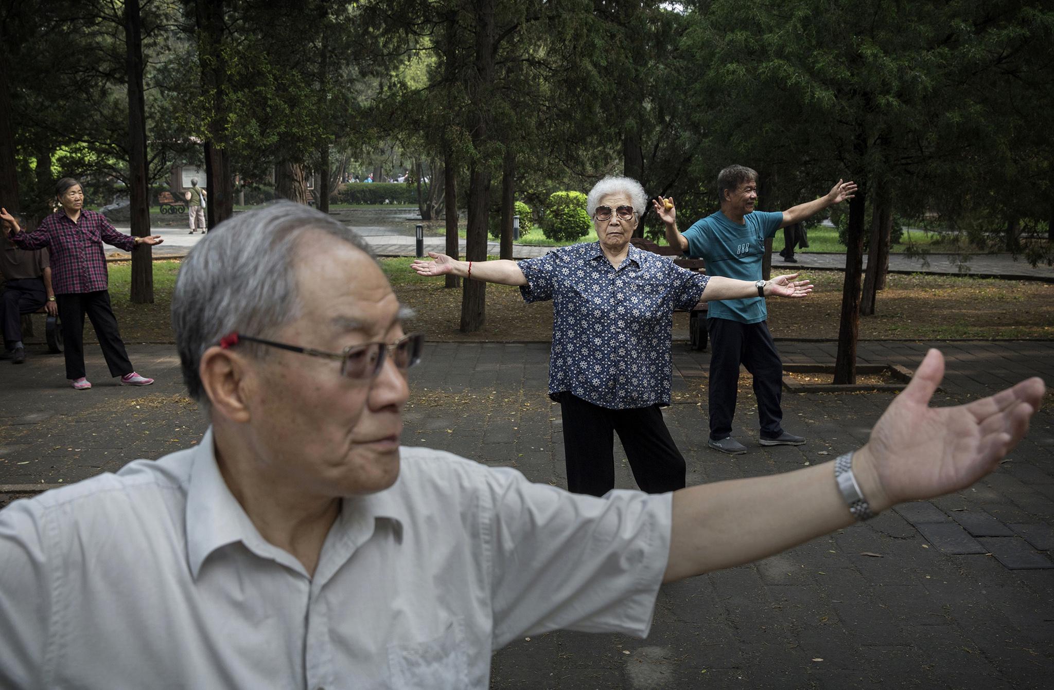 Elderly Chinese perform tai chi at Ritan Park (Getty)