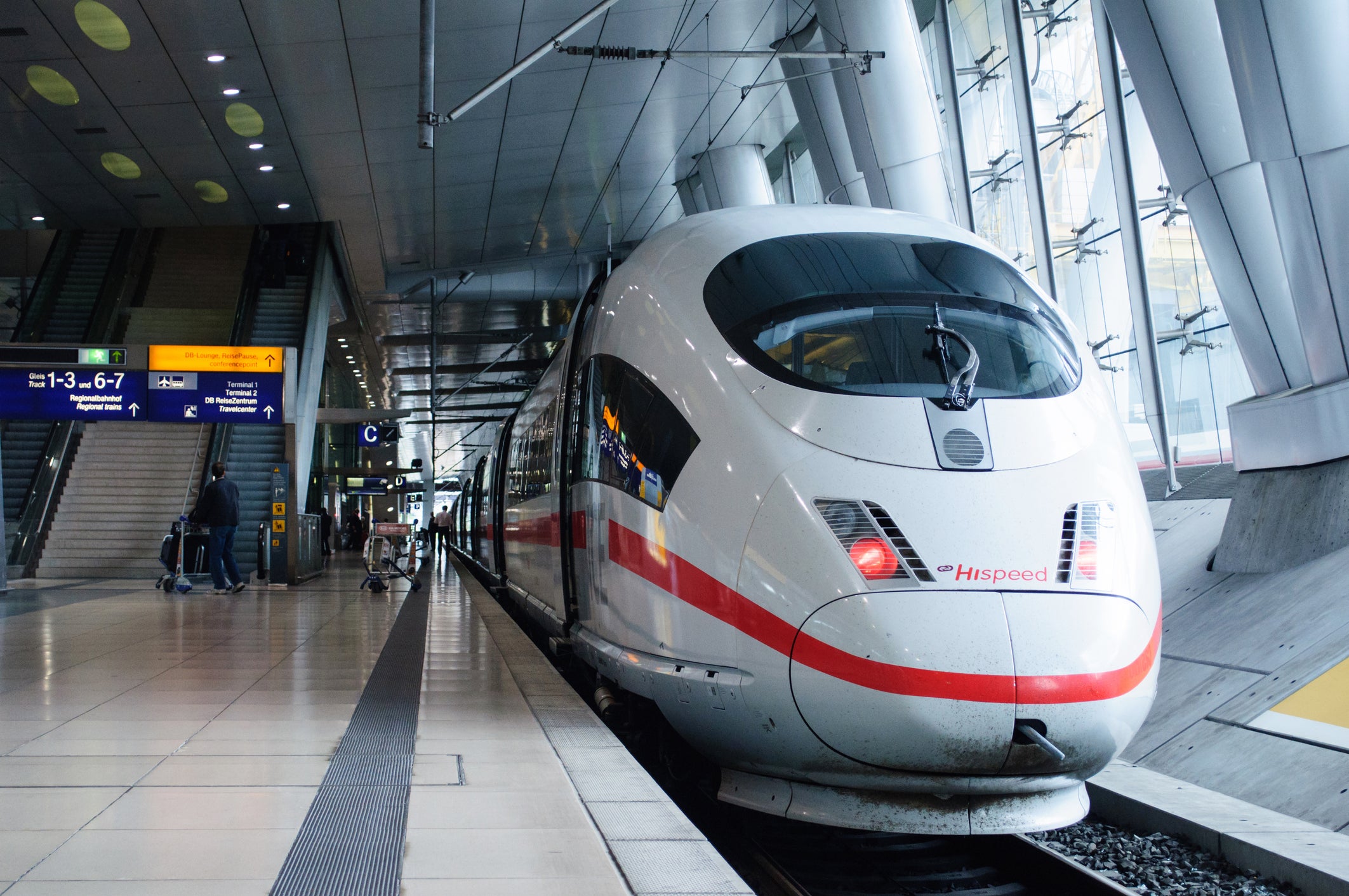 A German-high speed train similar to those that might run on the two new British routes