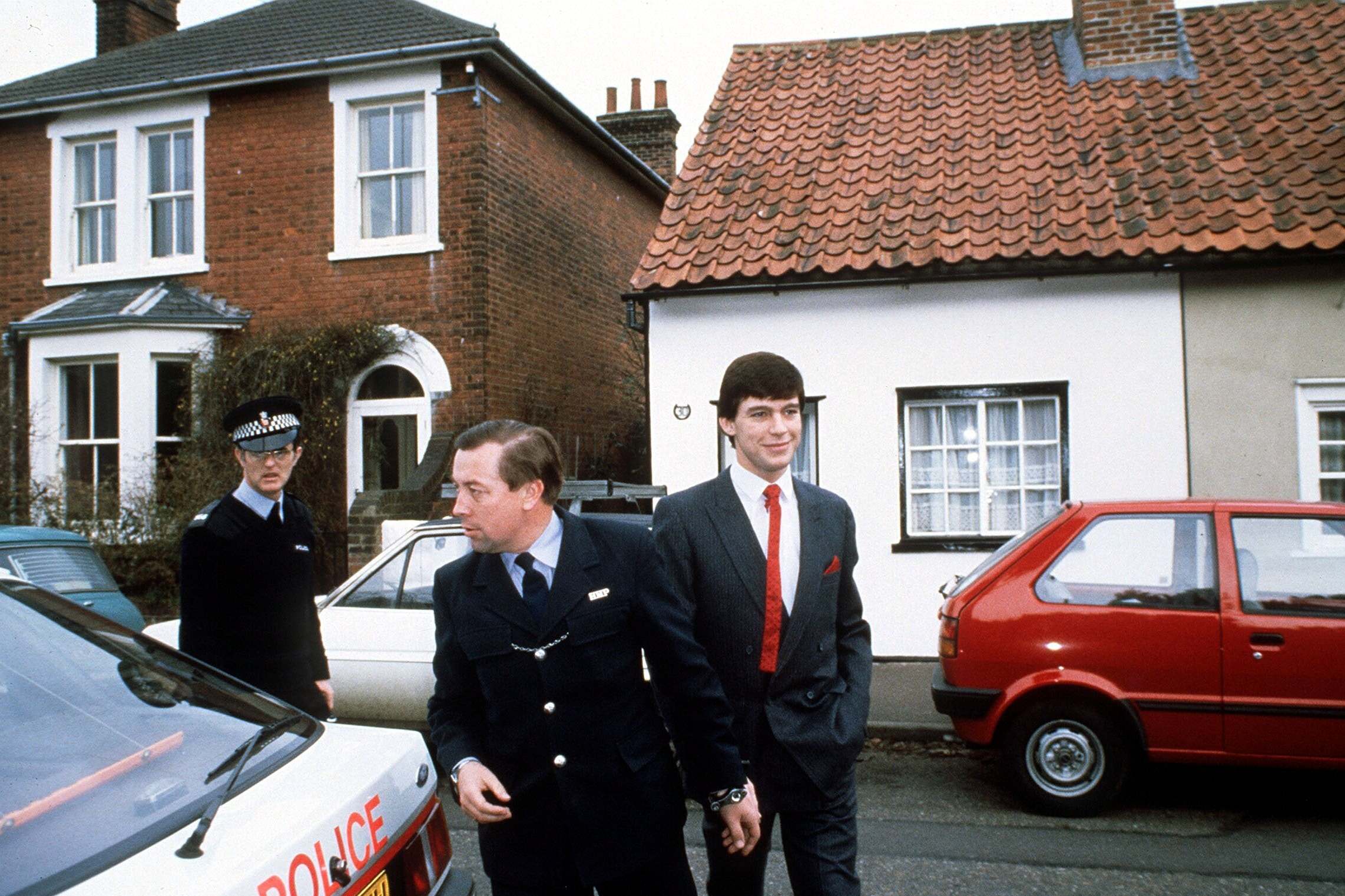 Jeremy Bamber handcuffed to a police escort in 1988