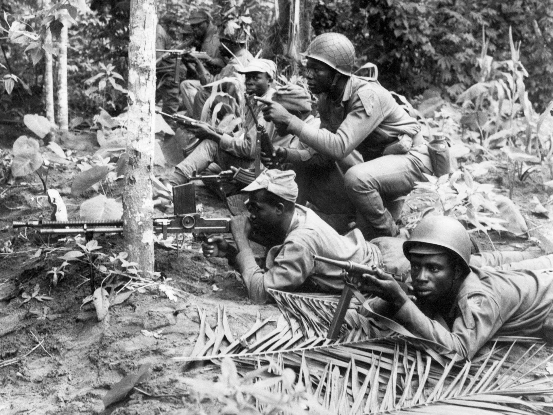 Biafrans ready themselves for an attack by federal soldiers in 1967