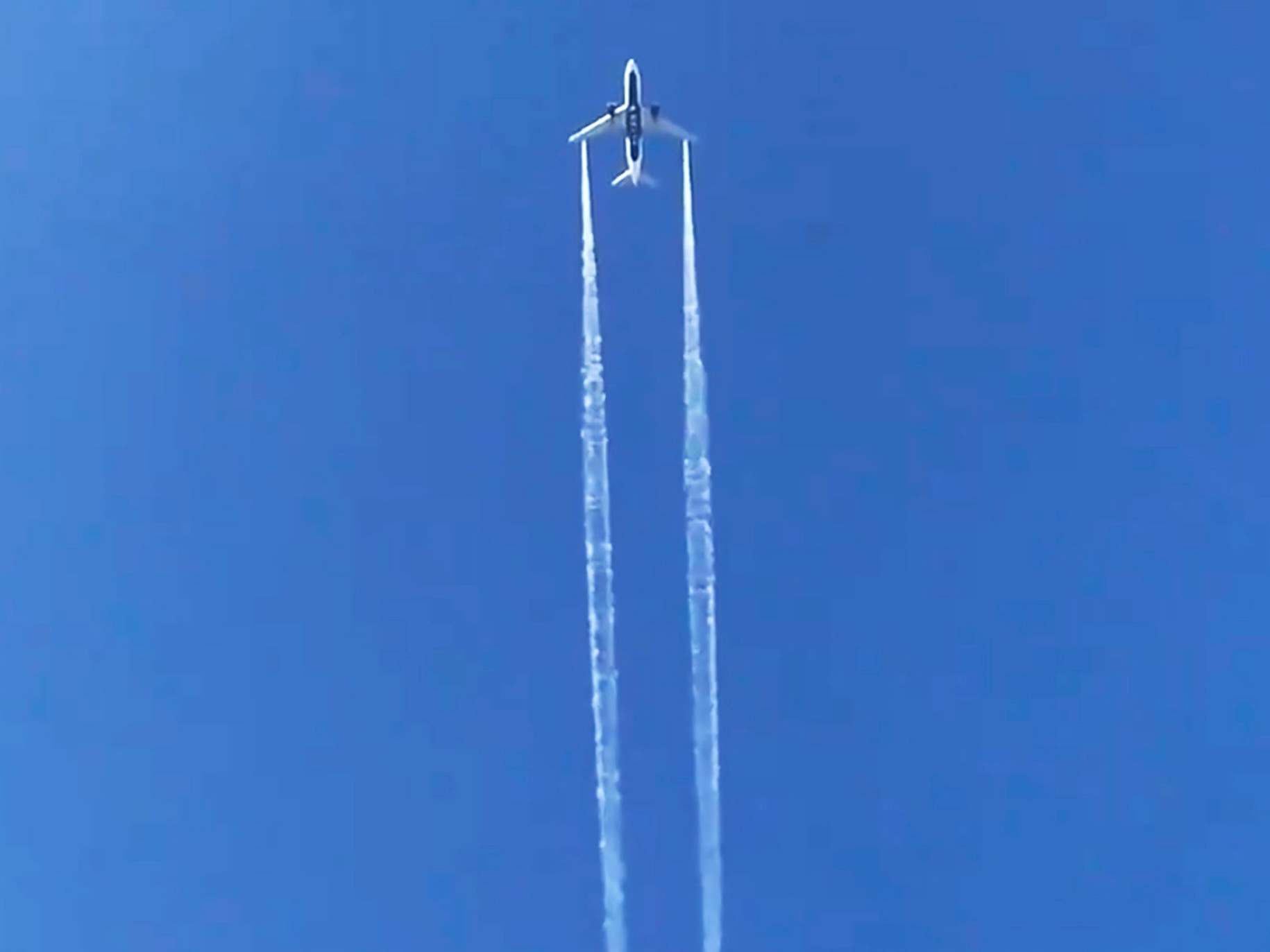 Delta Air Lines Flight 89 to Shanghai dumps fuel over Los Angeles before returning to Los Angeles International Airport for an emergency landing