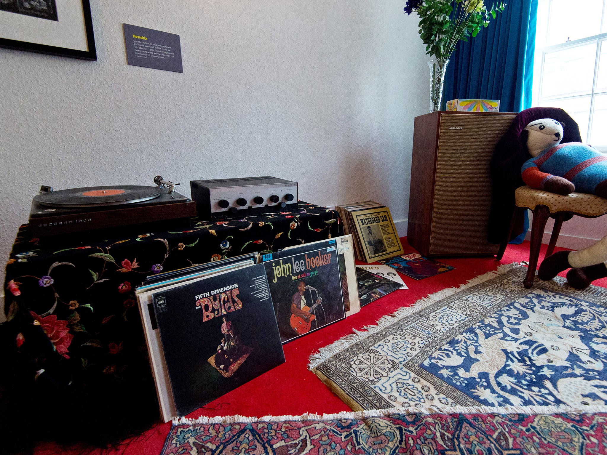 A stereo with a selection of records is displayed in the recreation of Hendrix’s bedroom