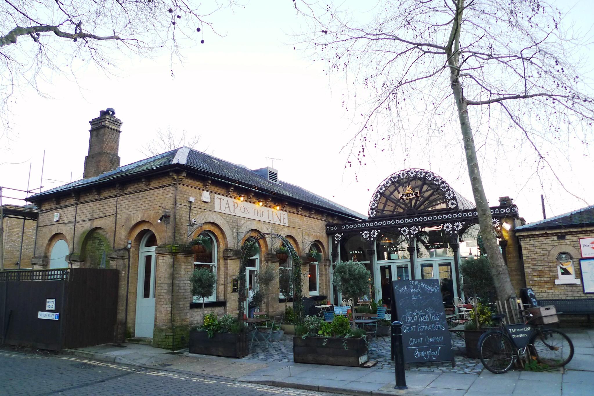 The Tap on the Line pub near Kew Gardens (Ewan Munro/CC BY-SA 2.0)