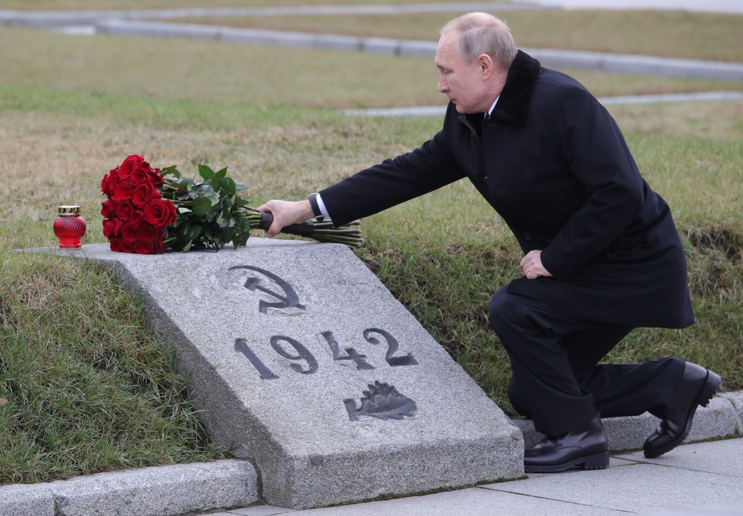 Russian President Vladimir Putin attends a wreath laying commemoration ceremony for the 75th anniversary since the Leningrad siege was lifted during World War Two, at the Bounday Stone east of Saint Petersburg on 18 January