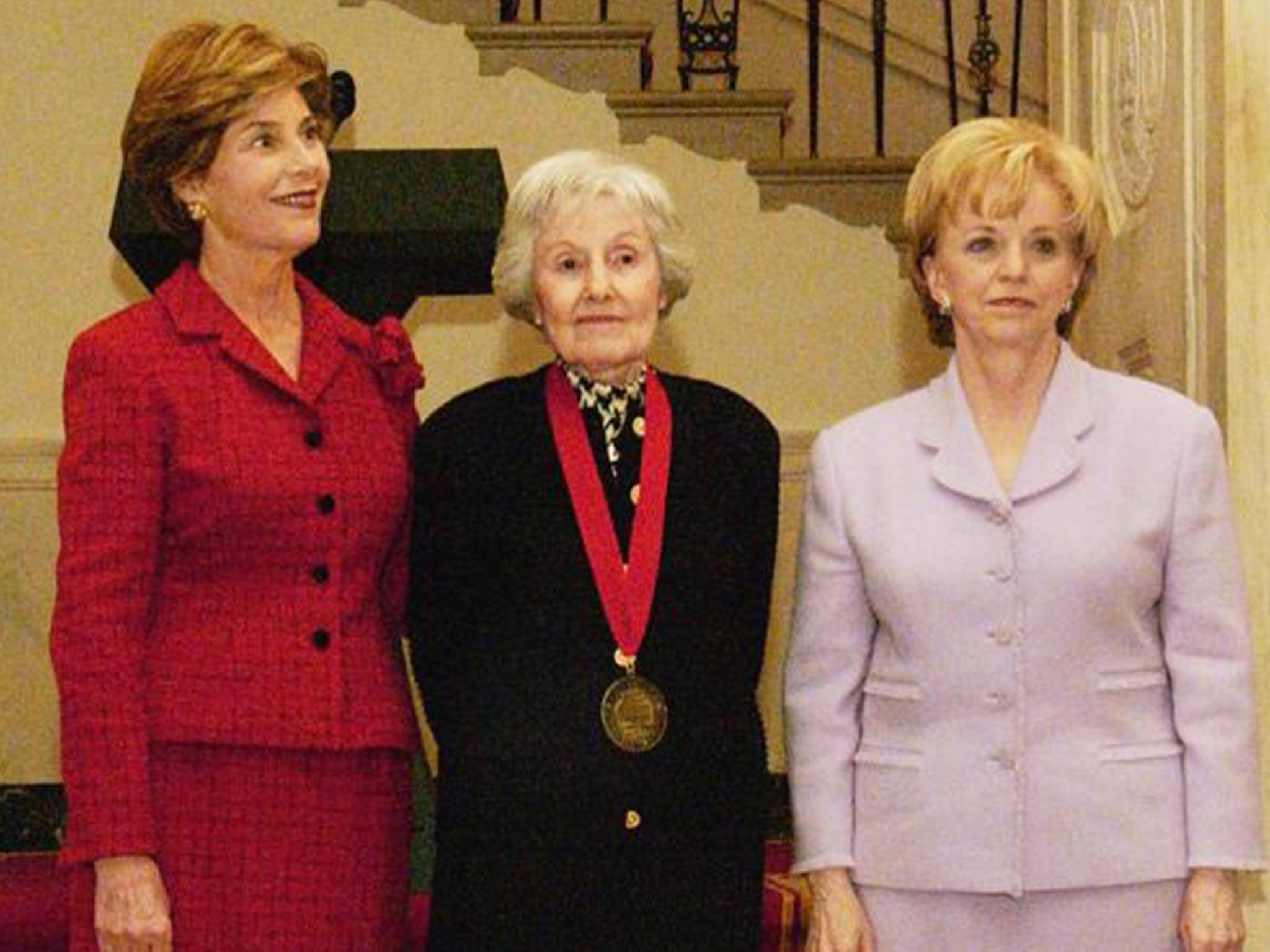 Himmelfarb (centre) receives the National Humanities Medal in 2004 from then-first lady Laura Bush (left) and second lady Lynne Cheney