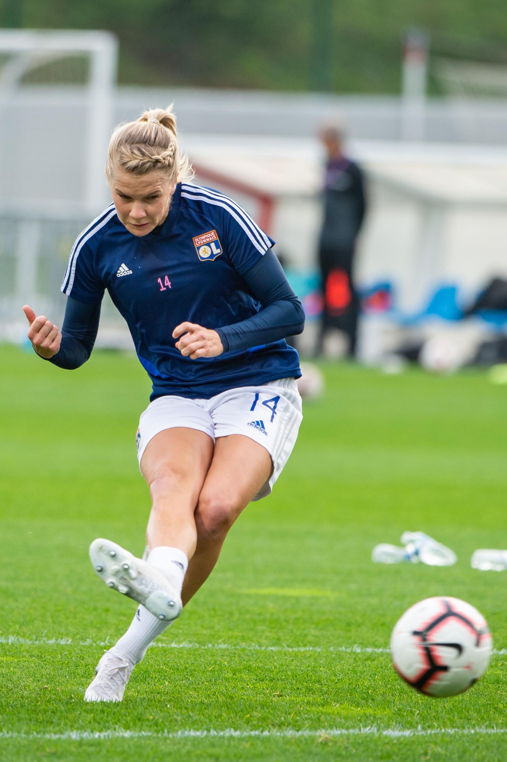 Hegerberg takes aim during training