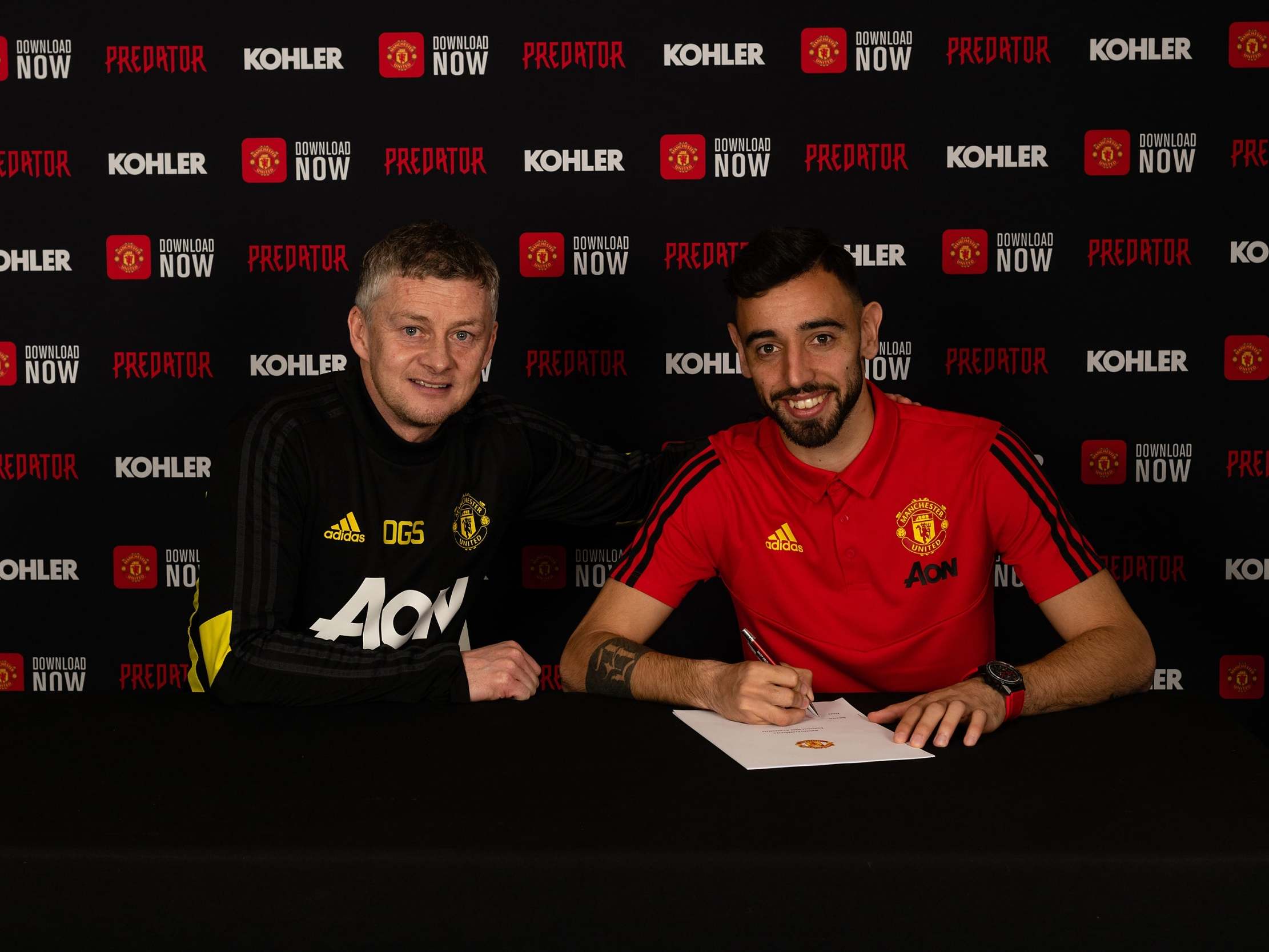 Bruno Fernandes of Manchester United poses with manager Ole Gunnar Solskjaer