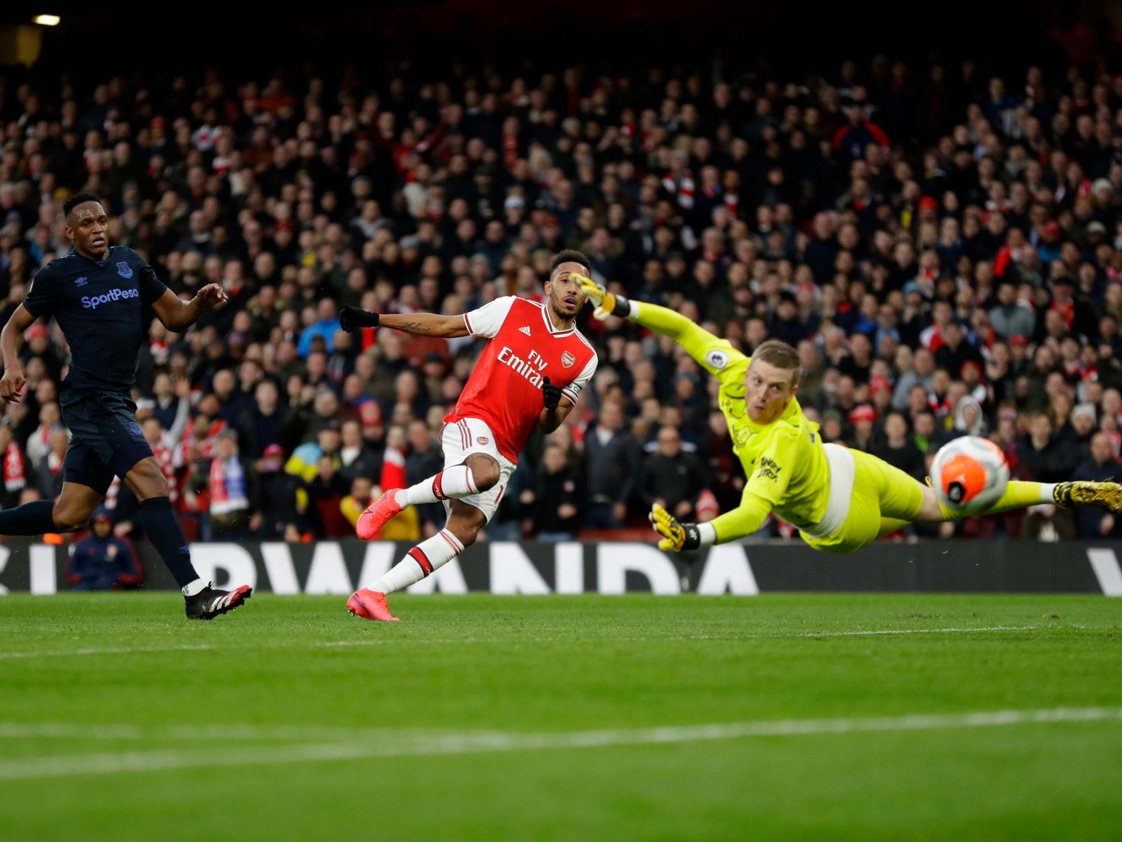 Pierre-Emerick Aubameyang curls in Arsenal's opening goal