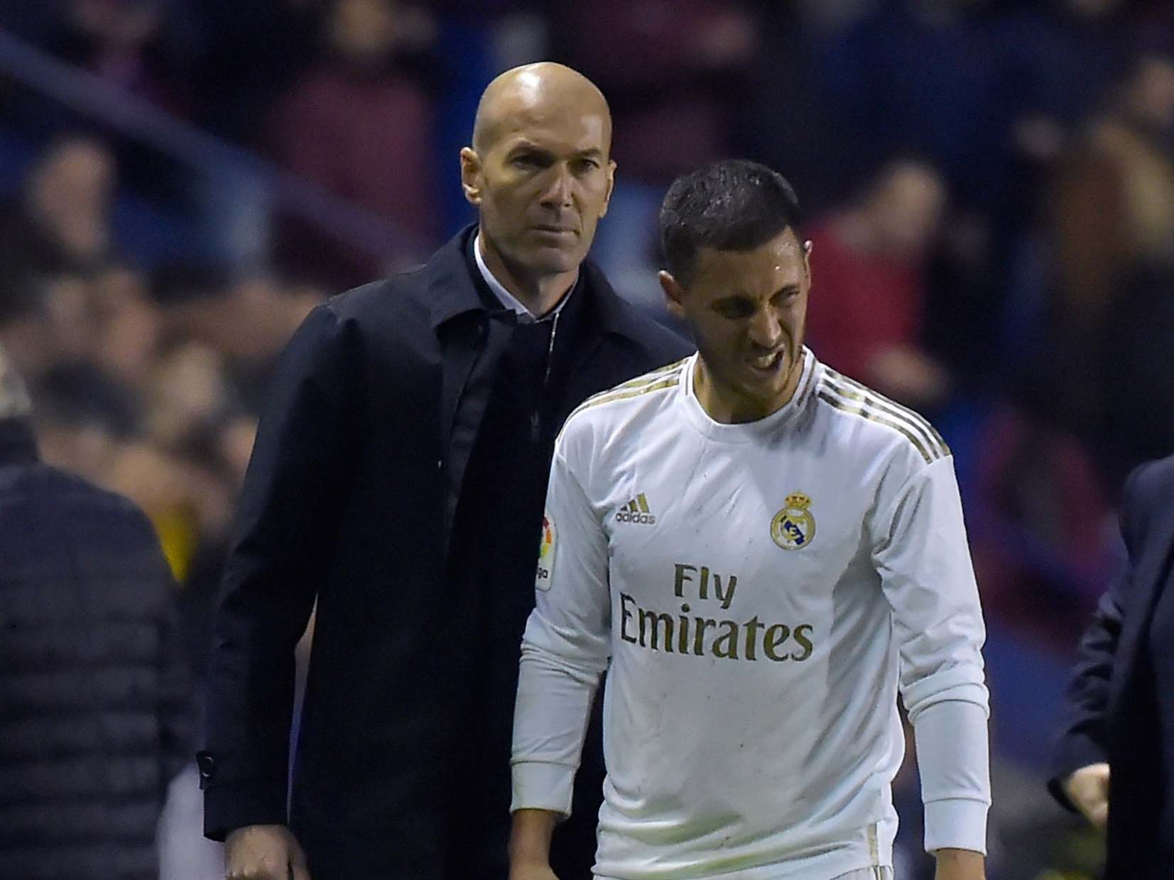 Real Madrid's Zinedine Zidane talks to Eden Hazard