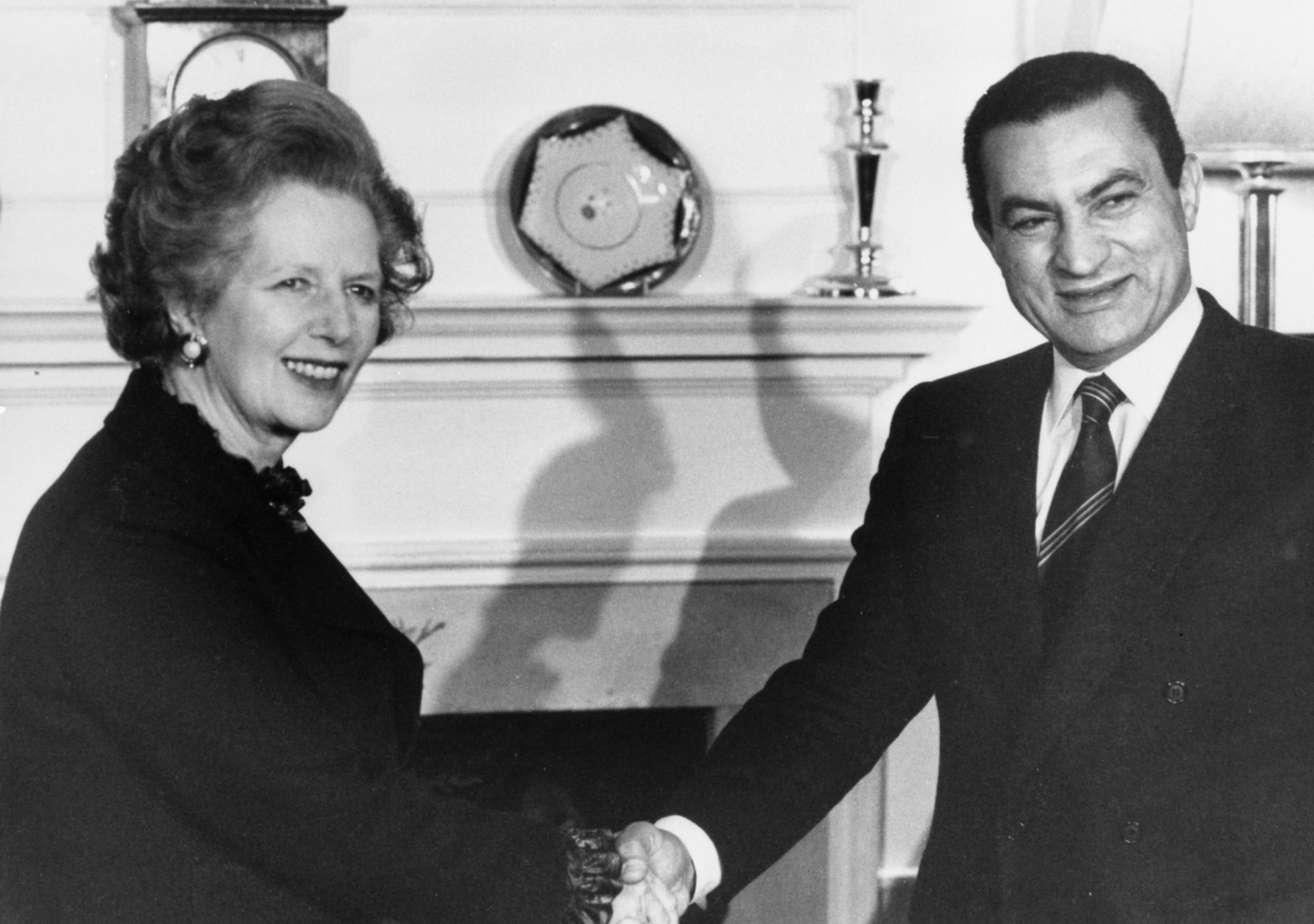 Thatcher greets Mubarak at No 10 in 1985