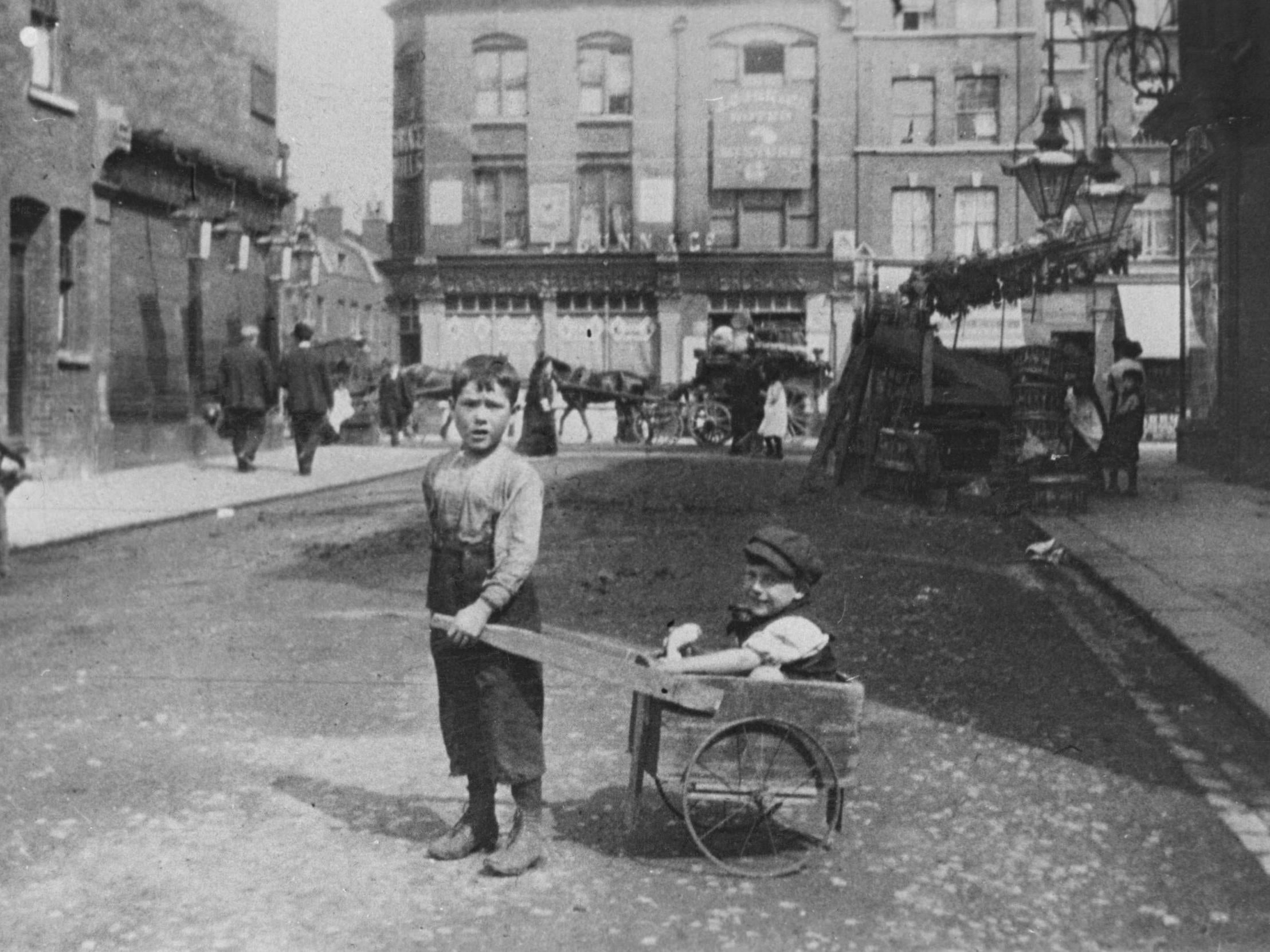 Poor Jewish children playing in London’s East End, 1900