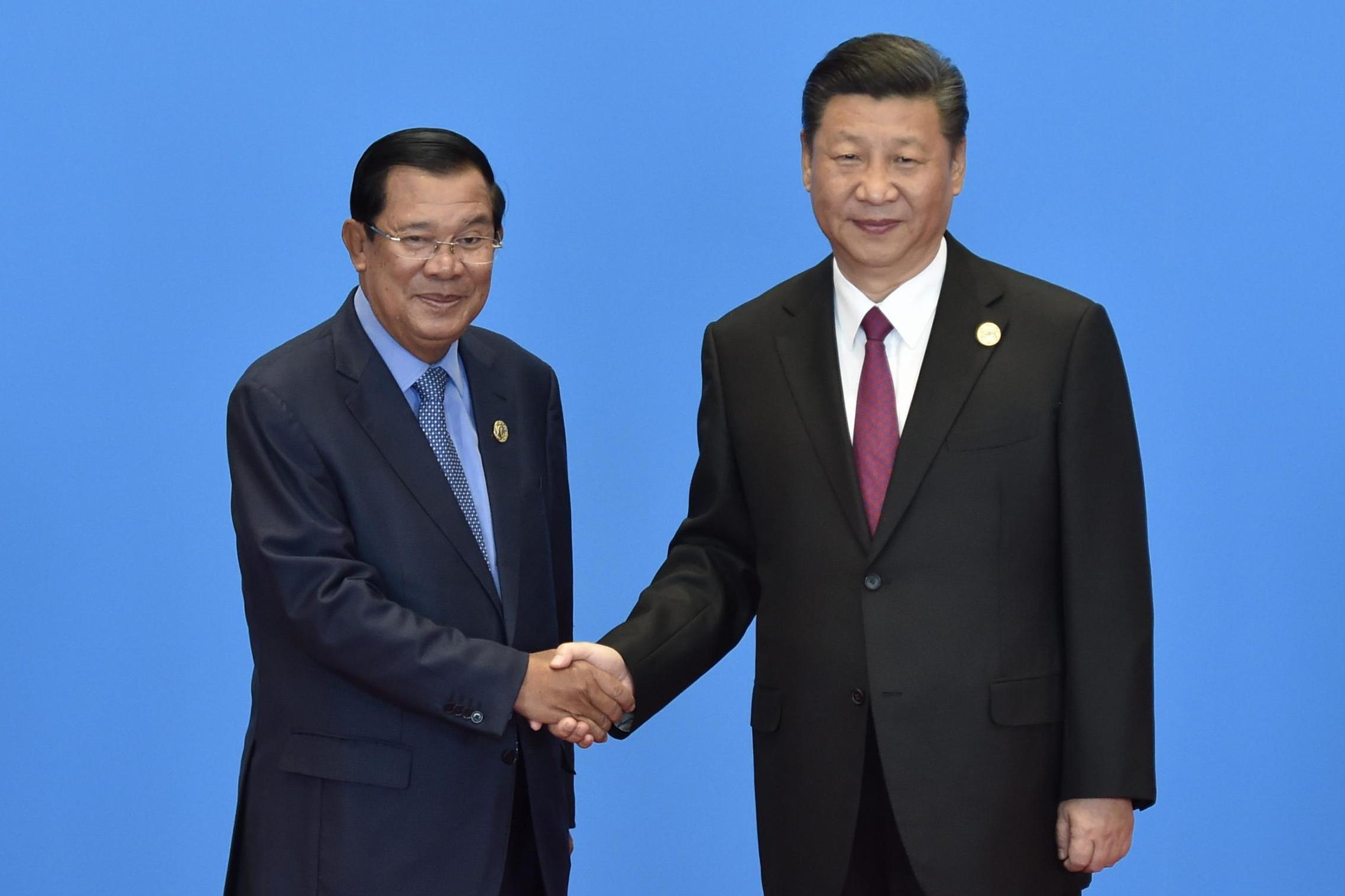 Prime Minister Hun shakes hands with Xi Jinping during the welcome ceremony for the Belt and Road Forum (Getty)