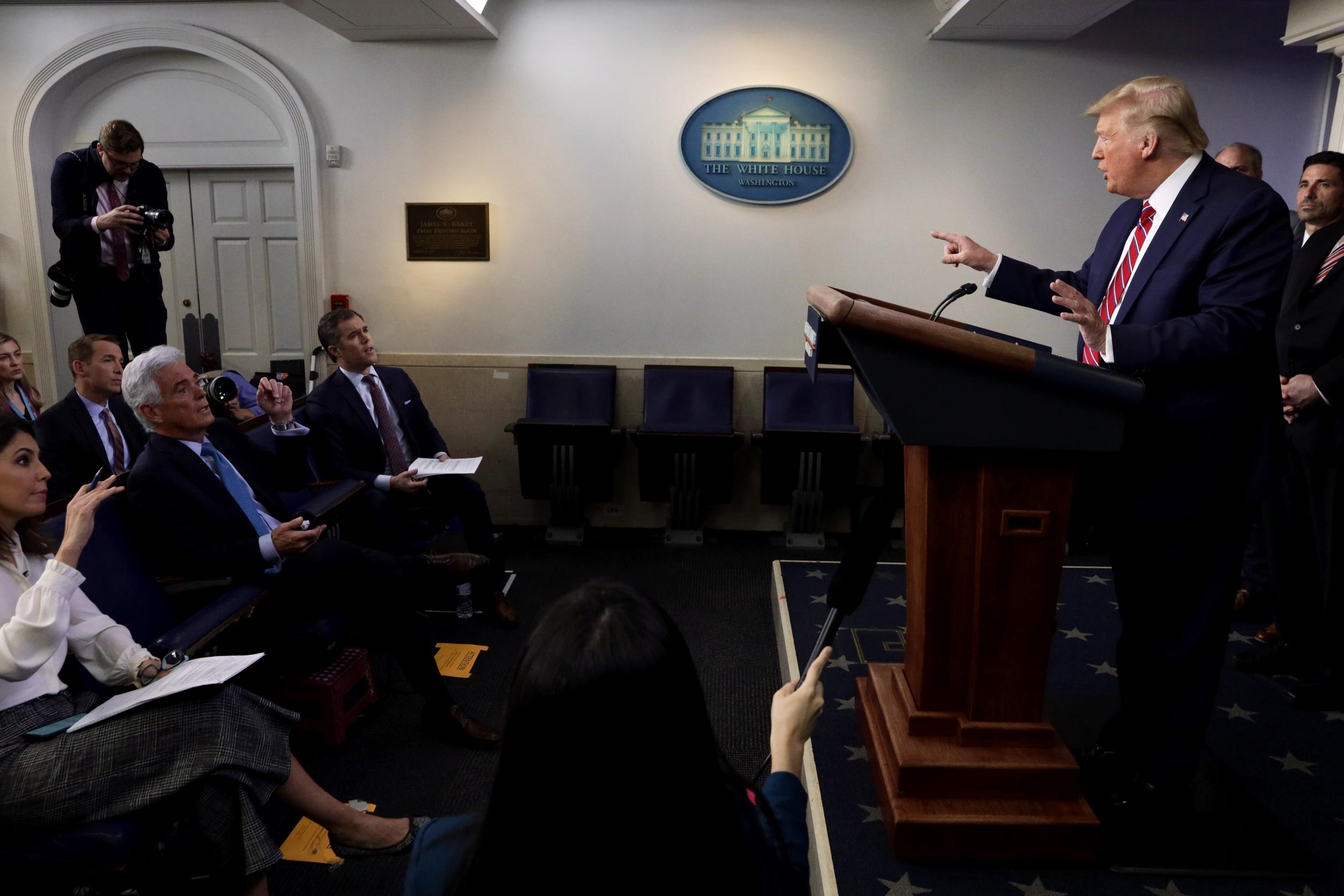 Trump pretends he doesn't know Sean Spicer during WH briefing