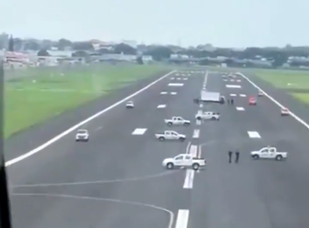 Guayaquil airport runway was blocked by trucks