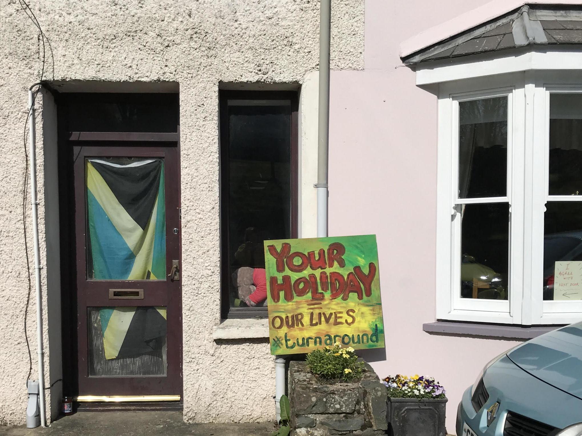 The message in Newport, Pembrokeshire. Another on the right reads, ‘I agree with next door’