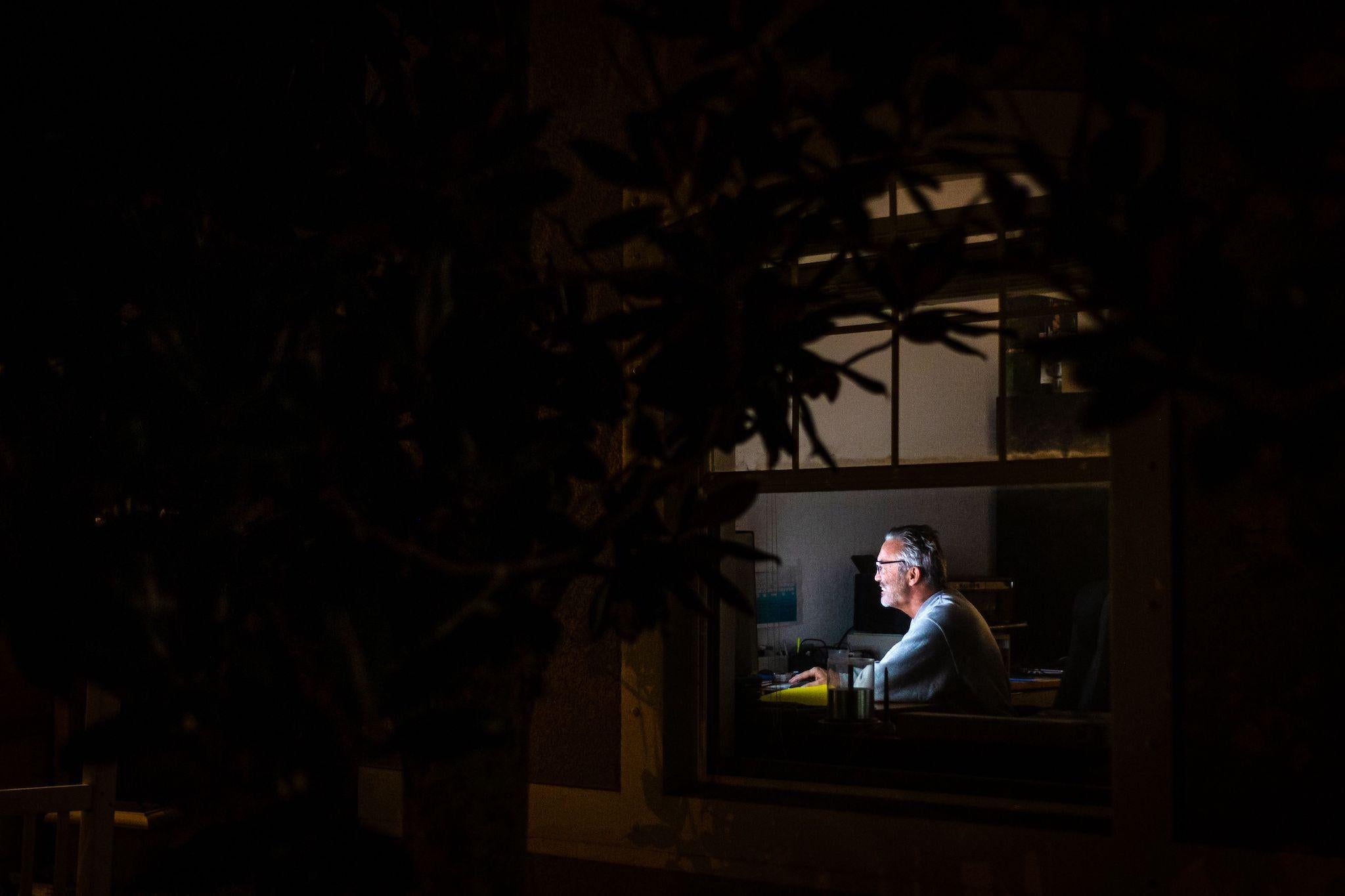 Charlie McDonald, 59, suffering from the novel coronavirus (Covid-19), works on his computer in Naples, Florida