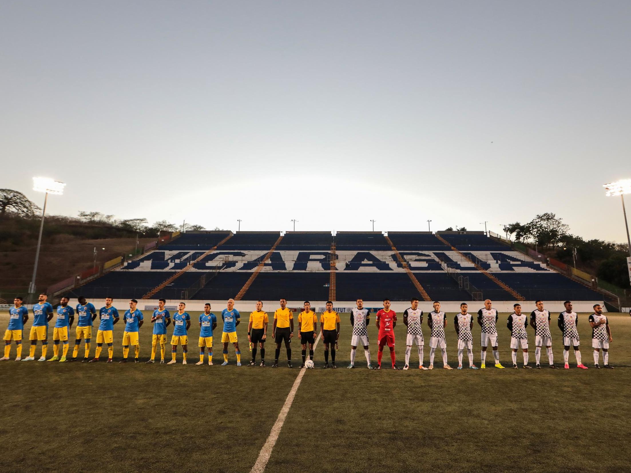 Players of Managua and Cacique Diriangen sign the national anthem