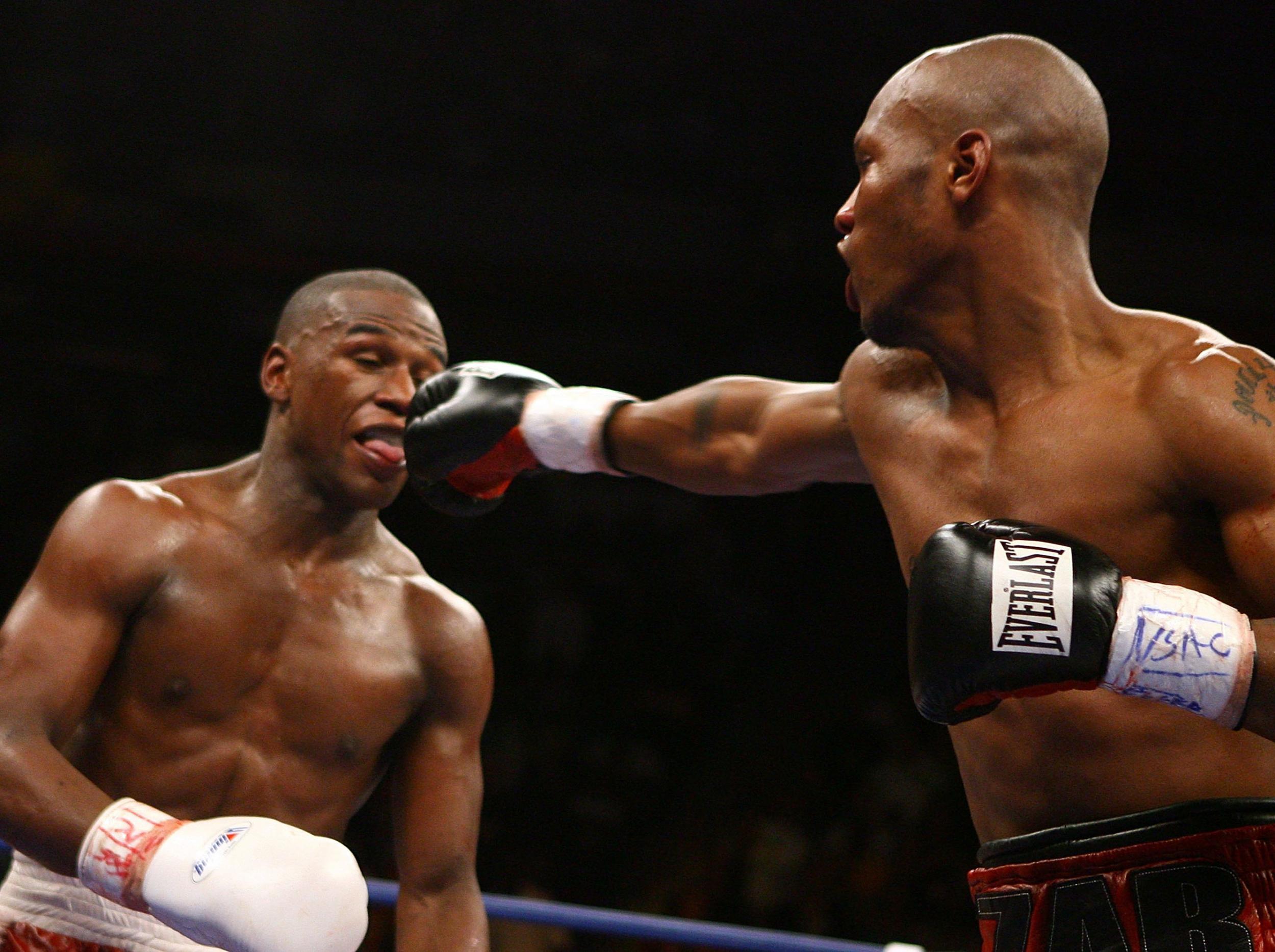 Judah (R) struggled to seriously threaten Mayweather