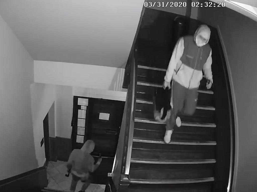 NYPD releases video of moments before $1.3 million jewellery burglary 