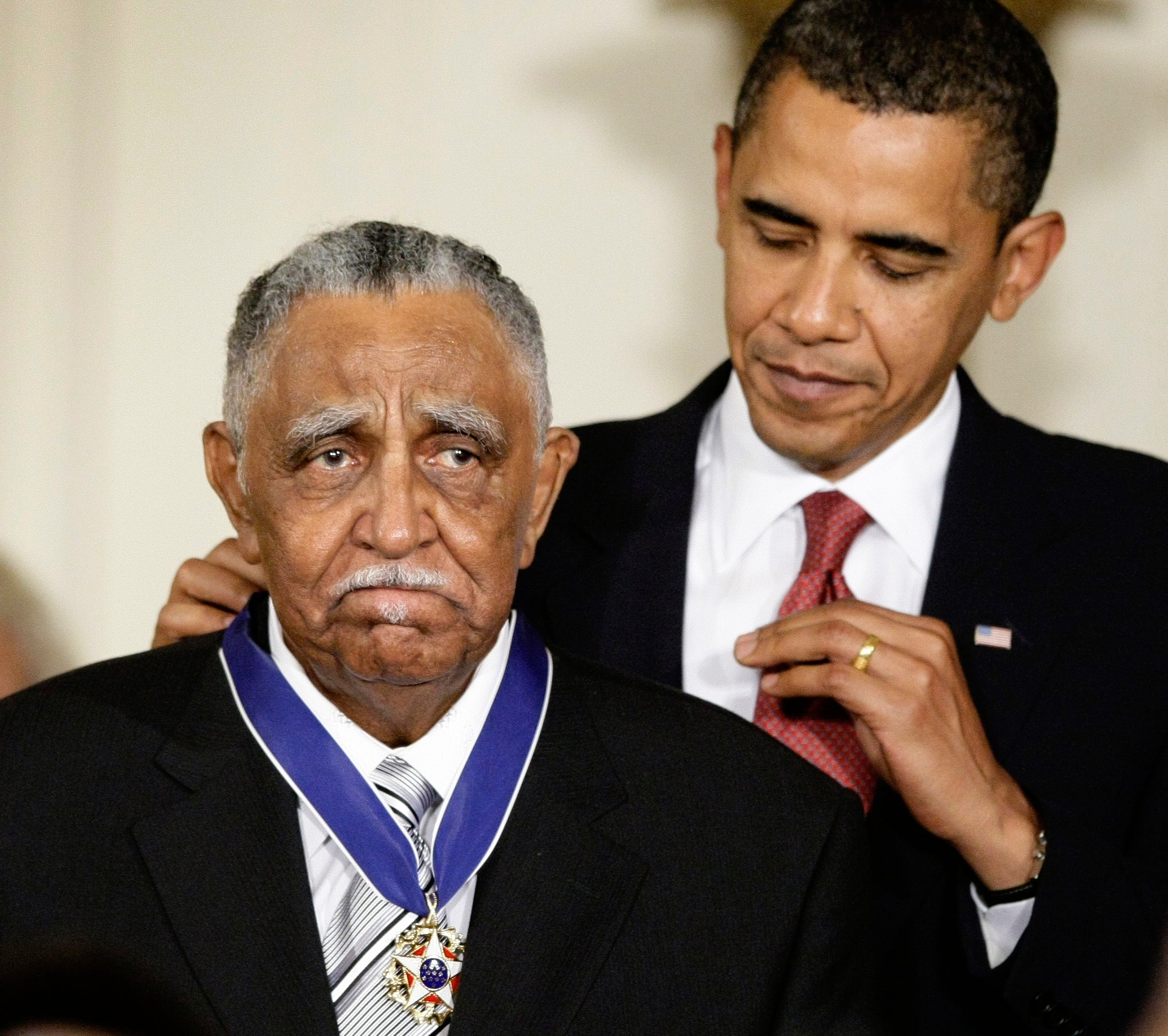 
Barack Obama presents a Presidential Medal of Freedom to Lowery in 2009 
