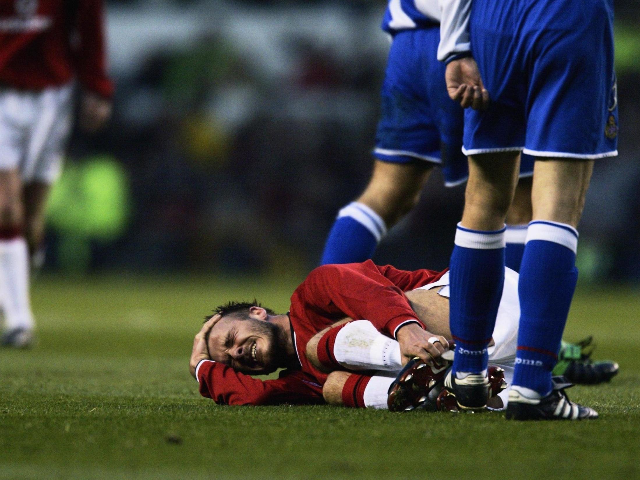 David Beckham is injured playing against Deportivo in 2002