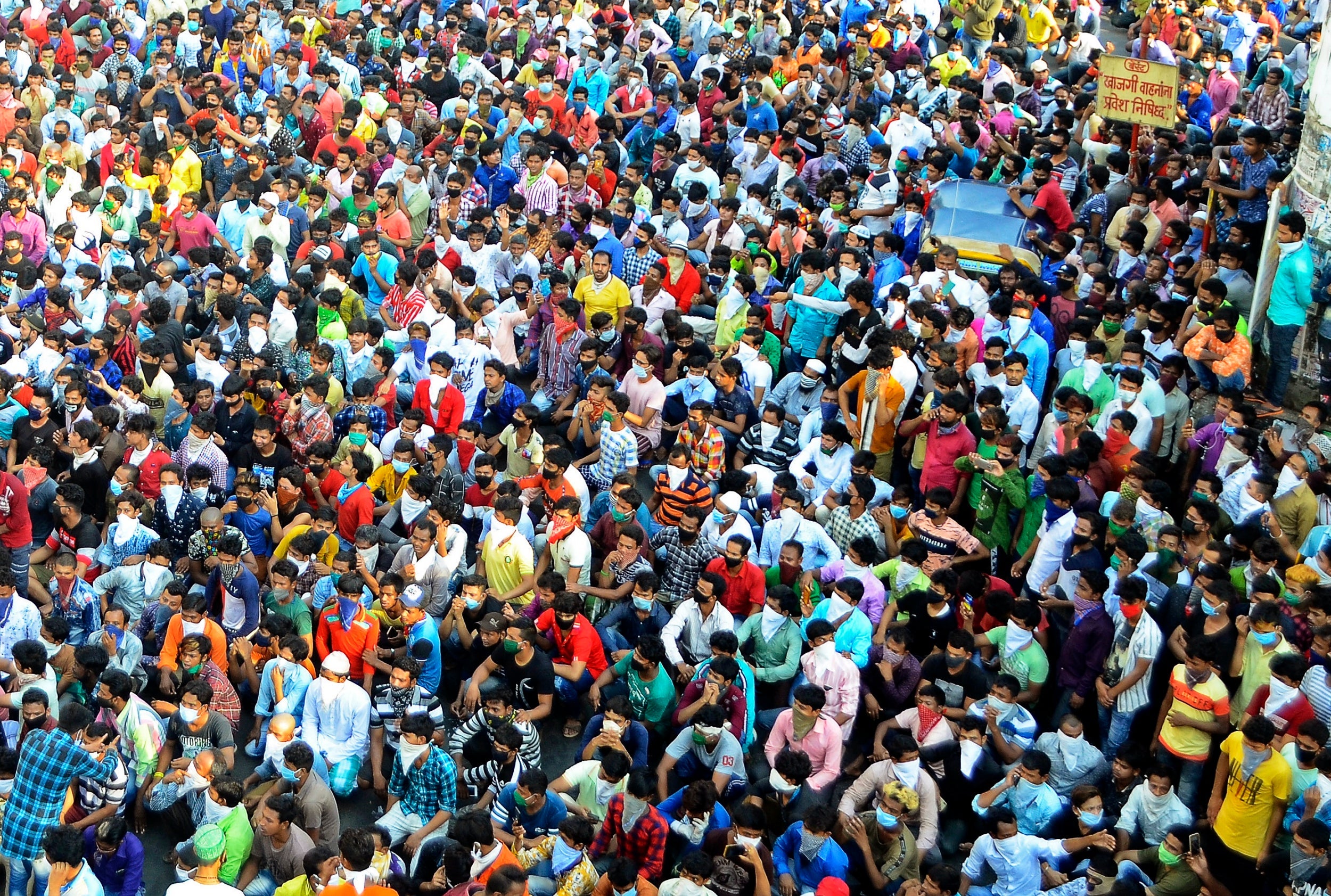 India: Thousands of migrant workers protest against coronavirus lockdown extension