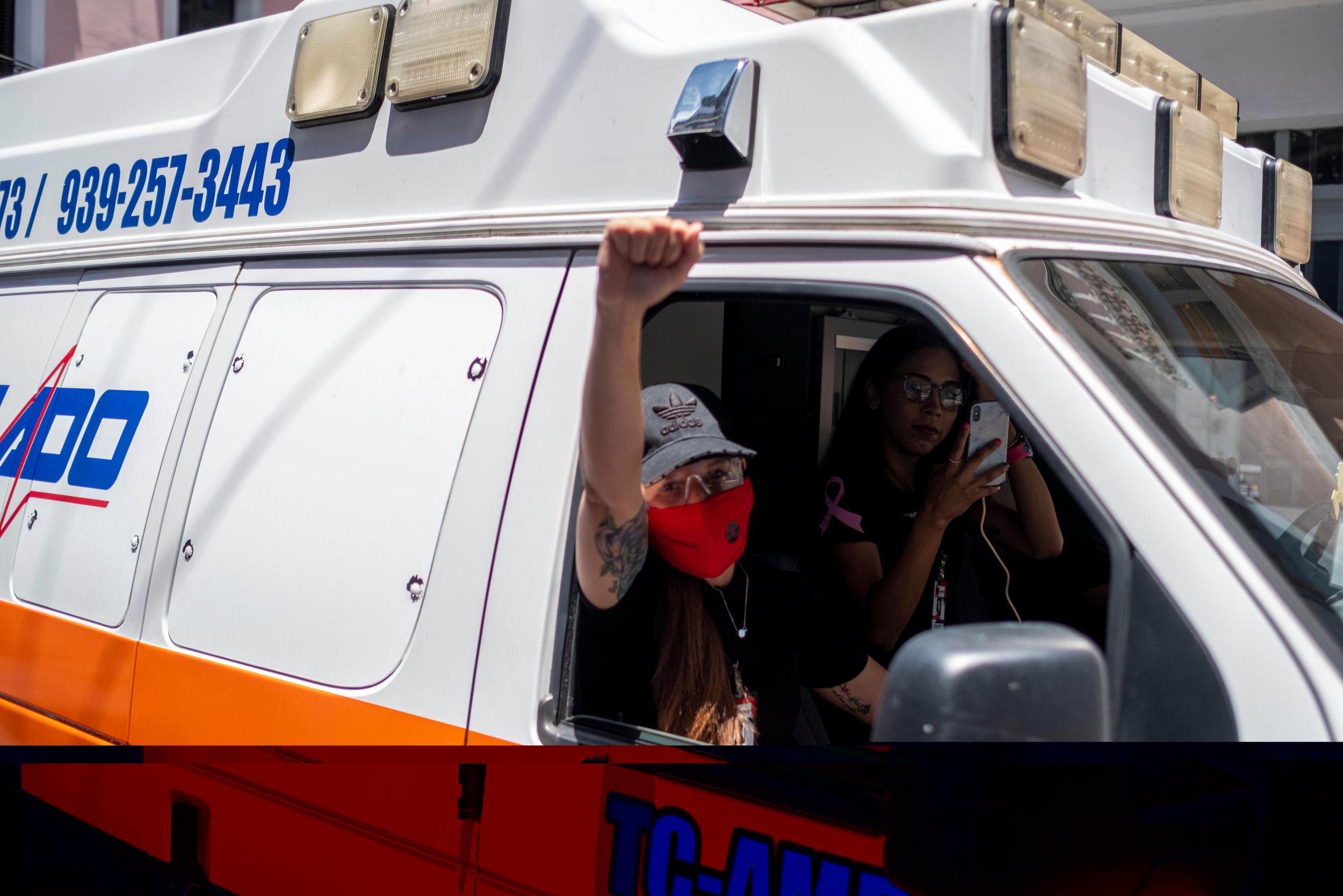 Hundreds of private and municipal paramedics protest to demand that they are included in the economic incentive package drawn up by the government