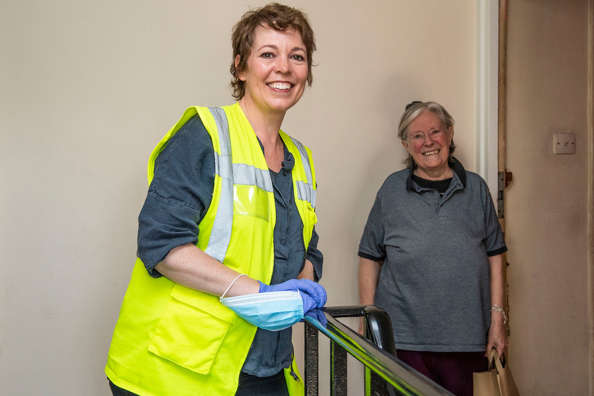 Olivia Colman helps deliver food to vulnerable people in London