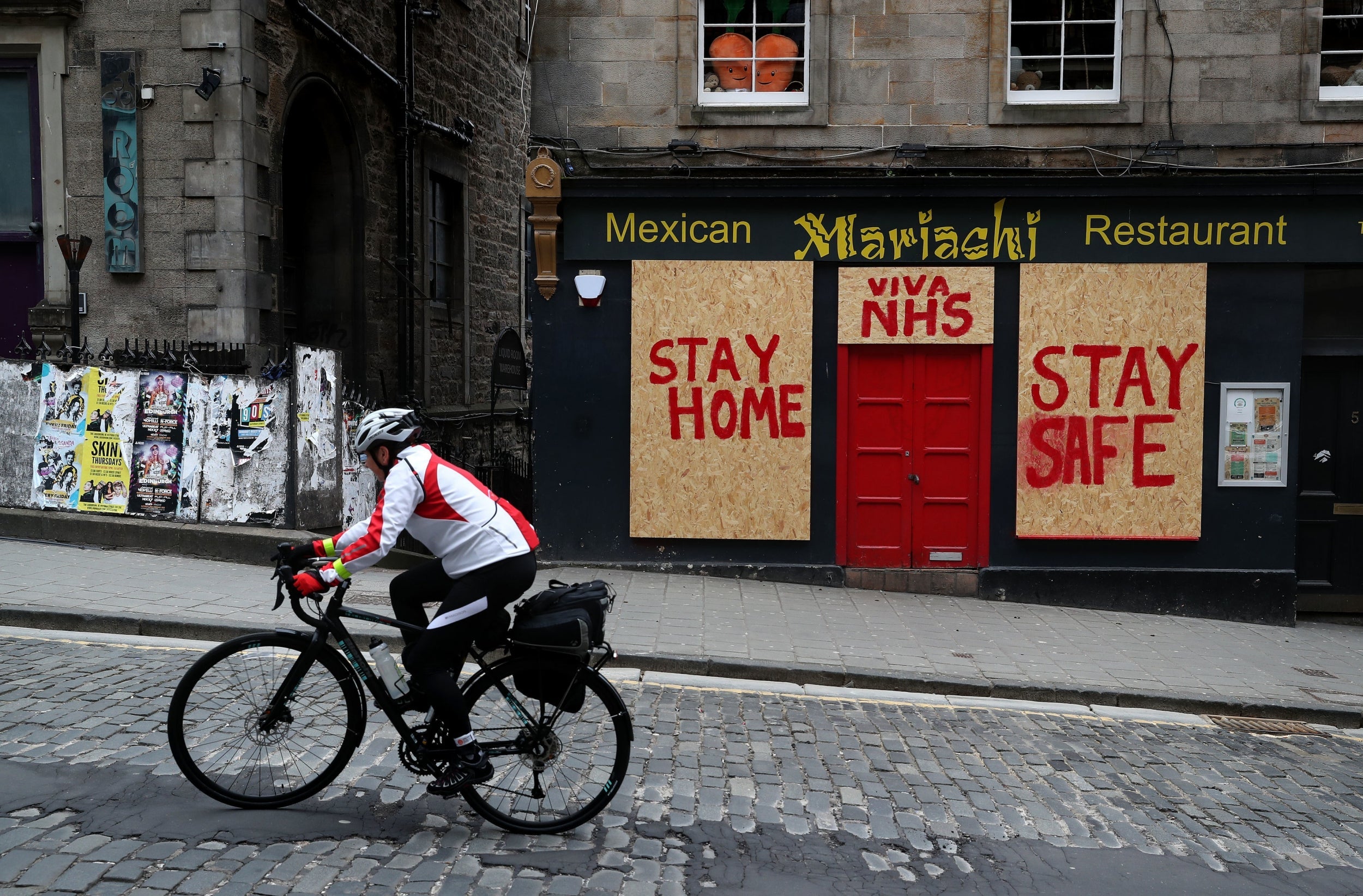 A restaurant in Edinburgh closes its doors as part of the lockdown measures