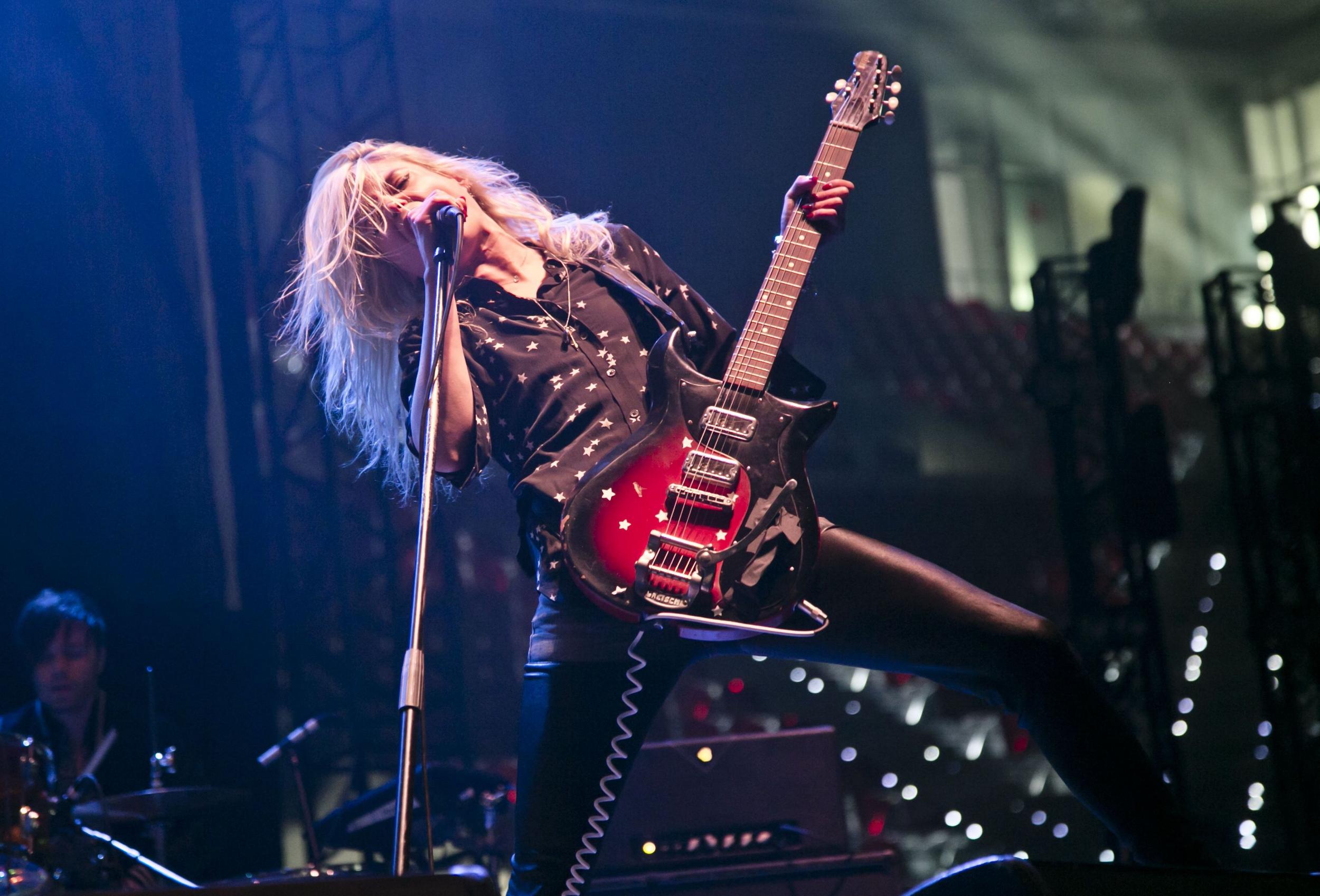 Mosshart performing with The Kills at Mad Cool Festival in Madrid, 2016