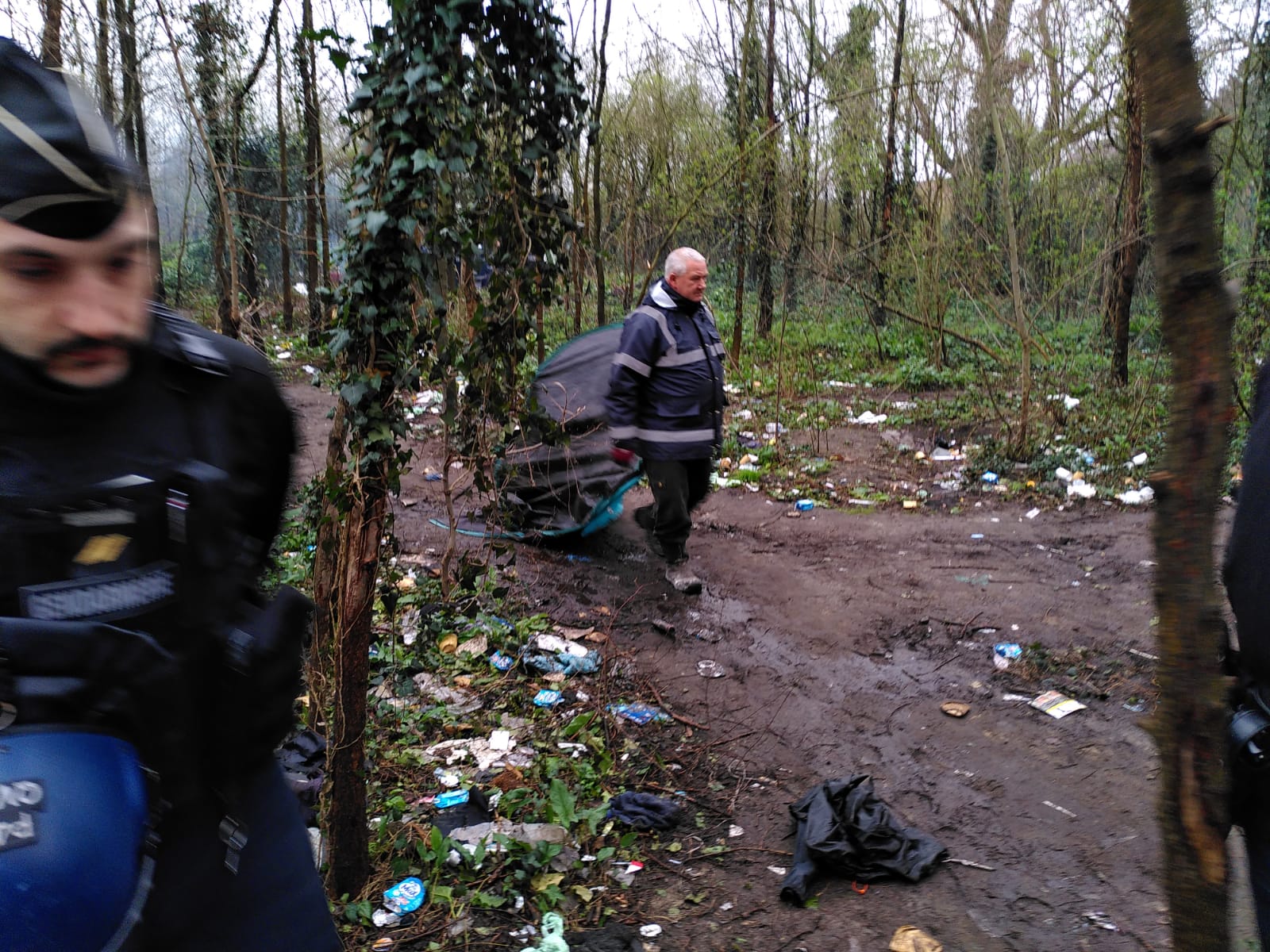 Police destroy tents and remove possessions of migrants in Calais