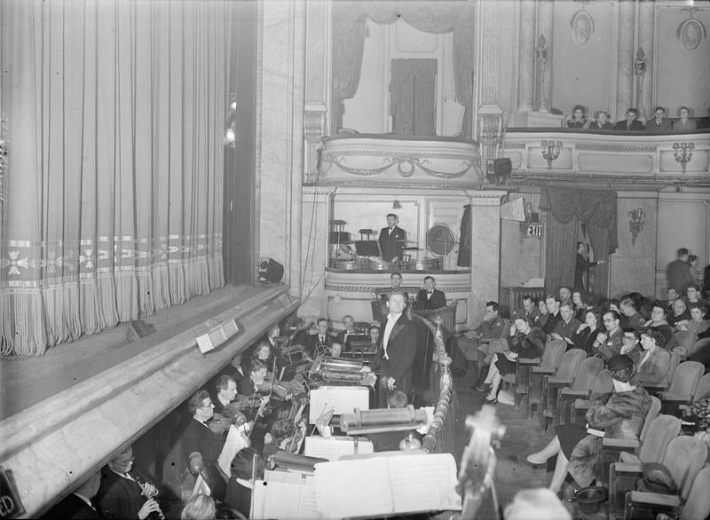 After his internment, Peter Gellhorn prepares to conduct the overture to ‘La Traviata‘ on St Martin’s Lane