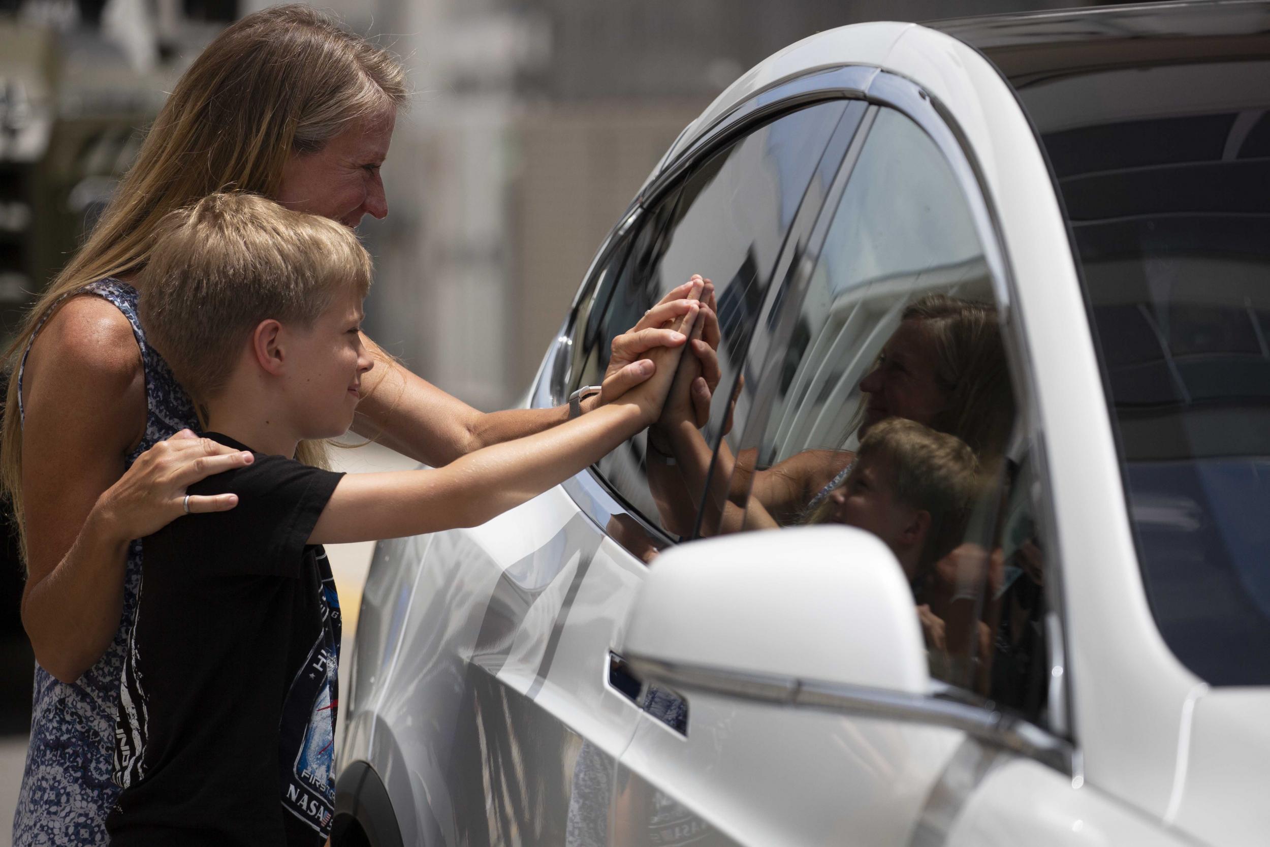 Nasa astronauts say goodbye before SpaceX launch (Getty)