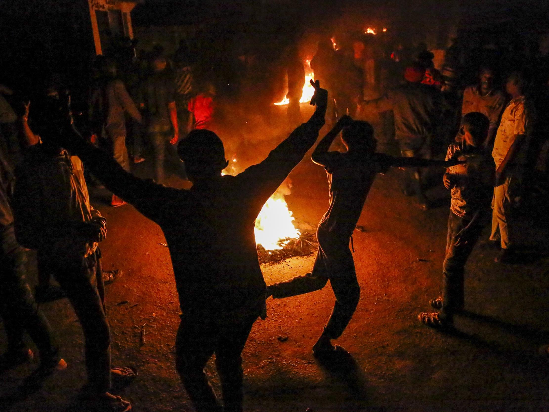 Mathare residents burn fires to protest the death of James Mureithi