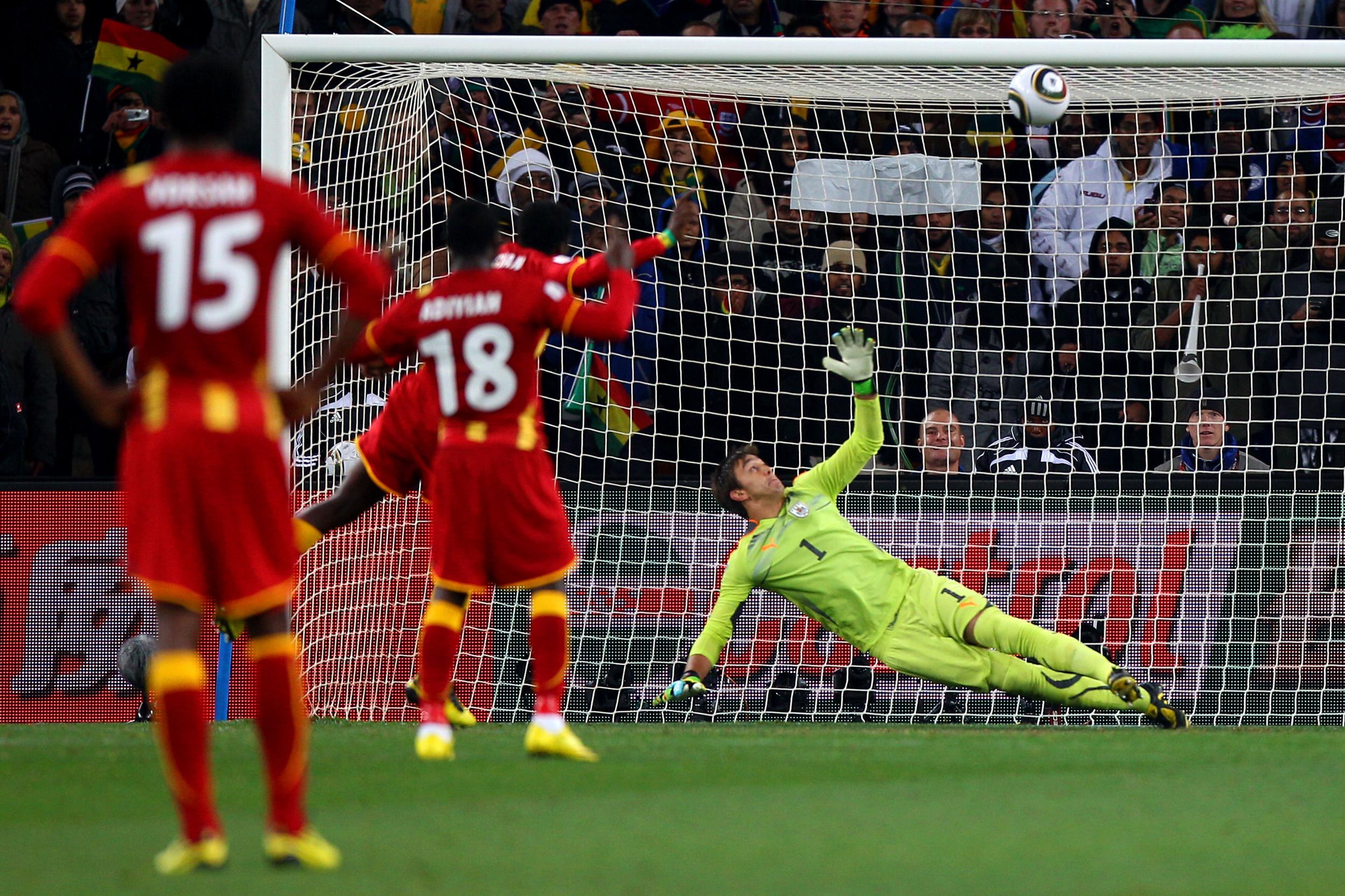 Asamoah Gyan misses from the spot after Luis Suarez's handball