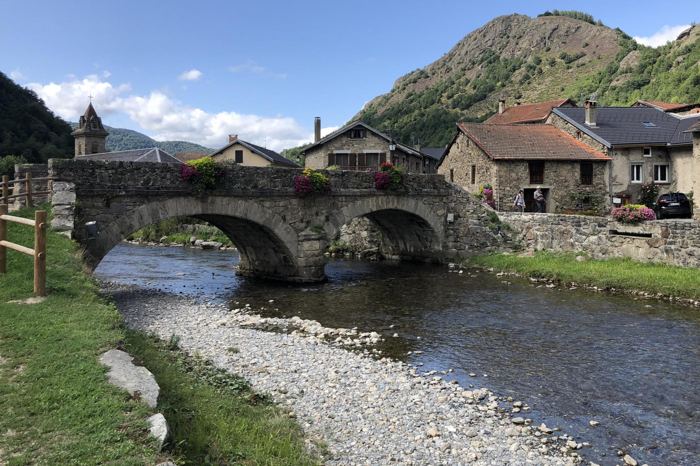 Quitter l’autoroute: a village in southwest France