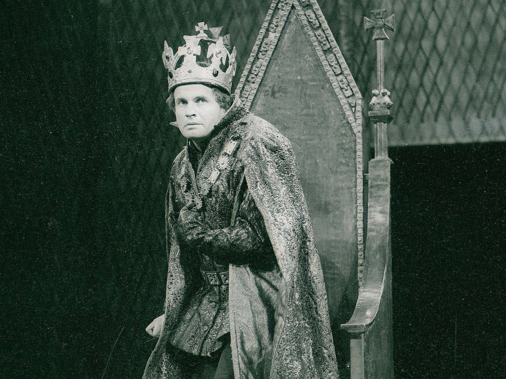 Holm playing Richard III at the Royal Shakespeare Theatre, Stratford-upon-Avon, in 1963