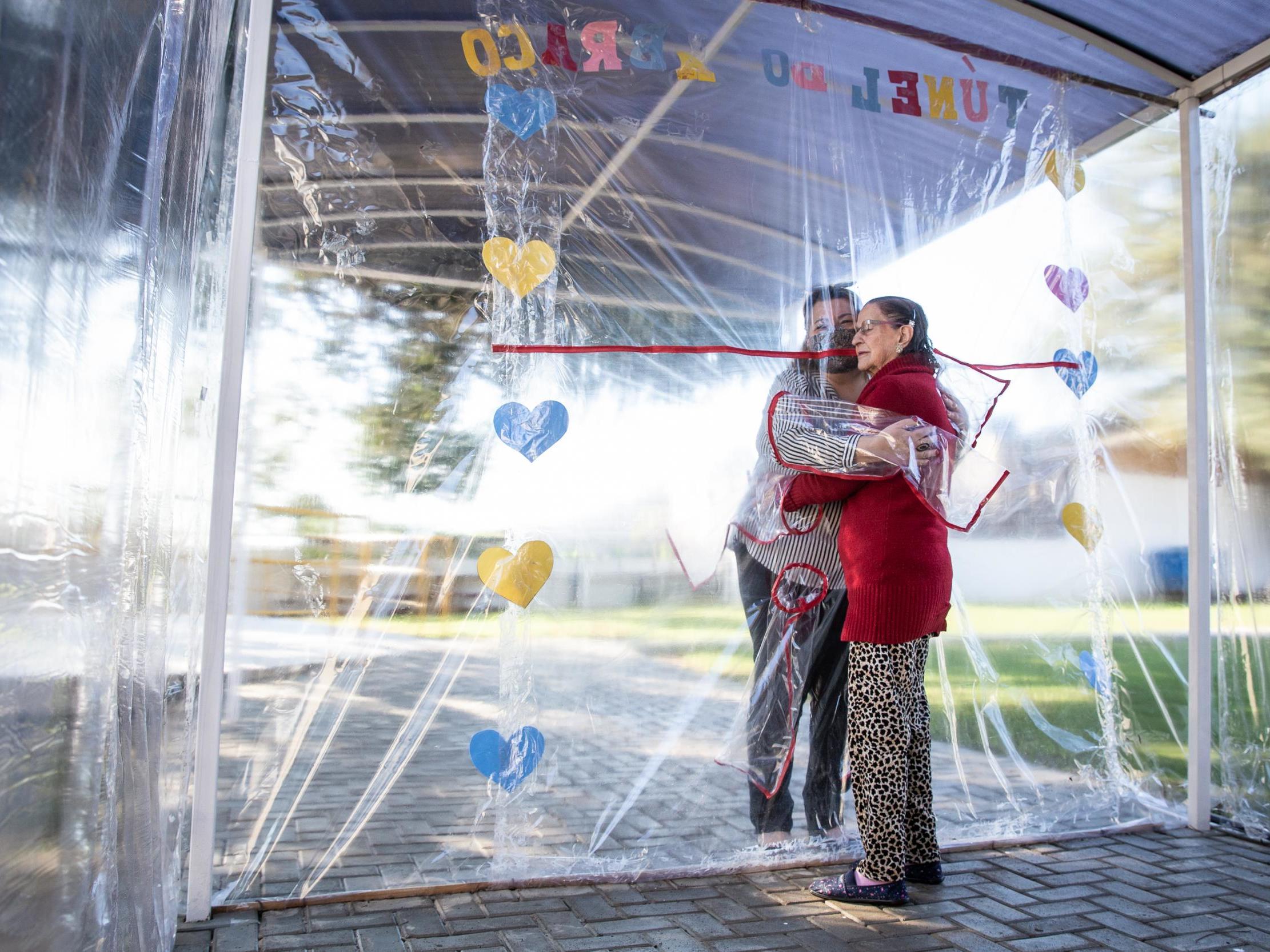 A daughter hugs his mother at the Geriatric Clinic Tres Figueiras