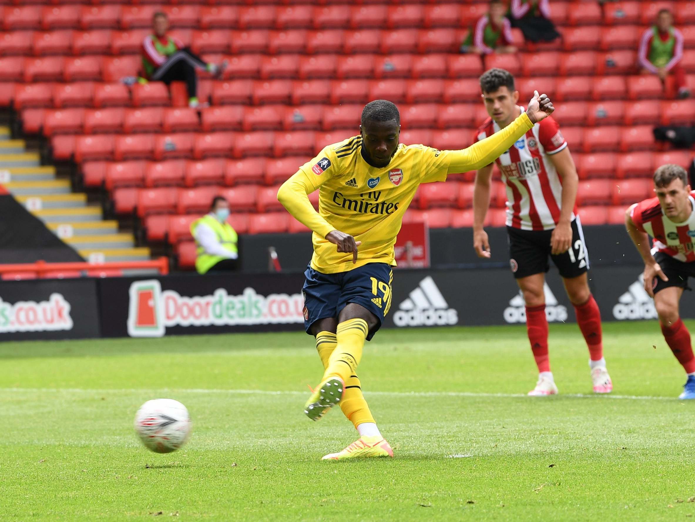 Nicolas Pepe scores from the penalty spot