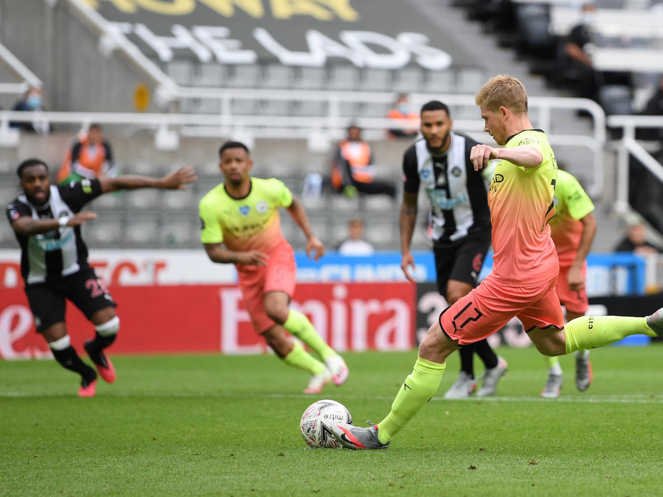 Kevin De Bruyne converts from the spot