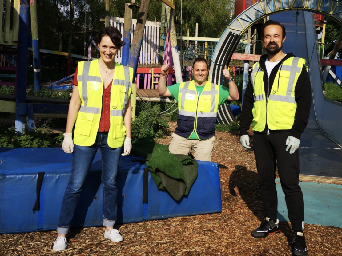 &#13;
Phoebe Waller-Bridge helps out with Independent shareholder Evgeny Lebedev &#13;