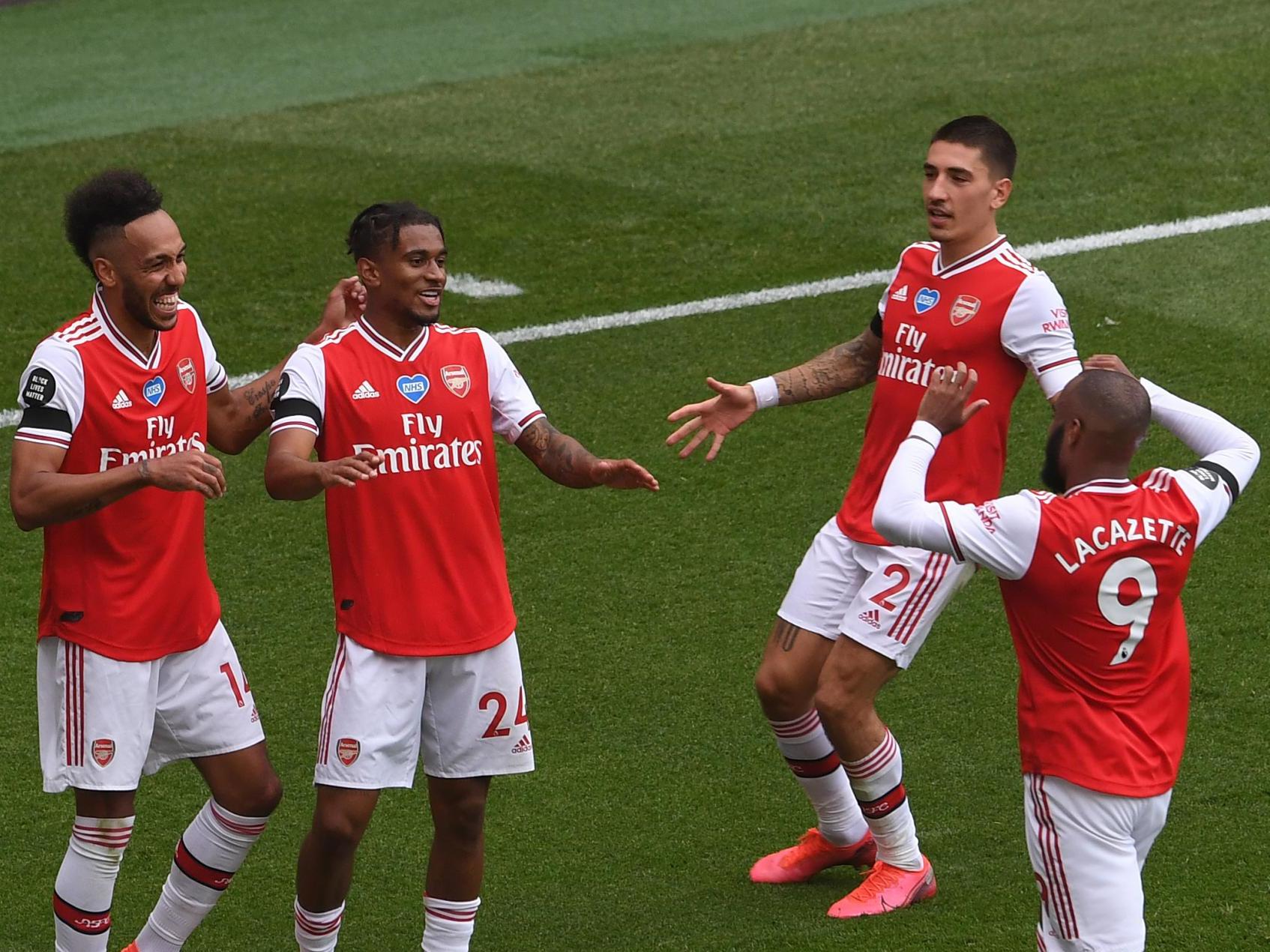 Bellerin celebrates with teammates after Arsenal score