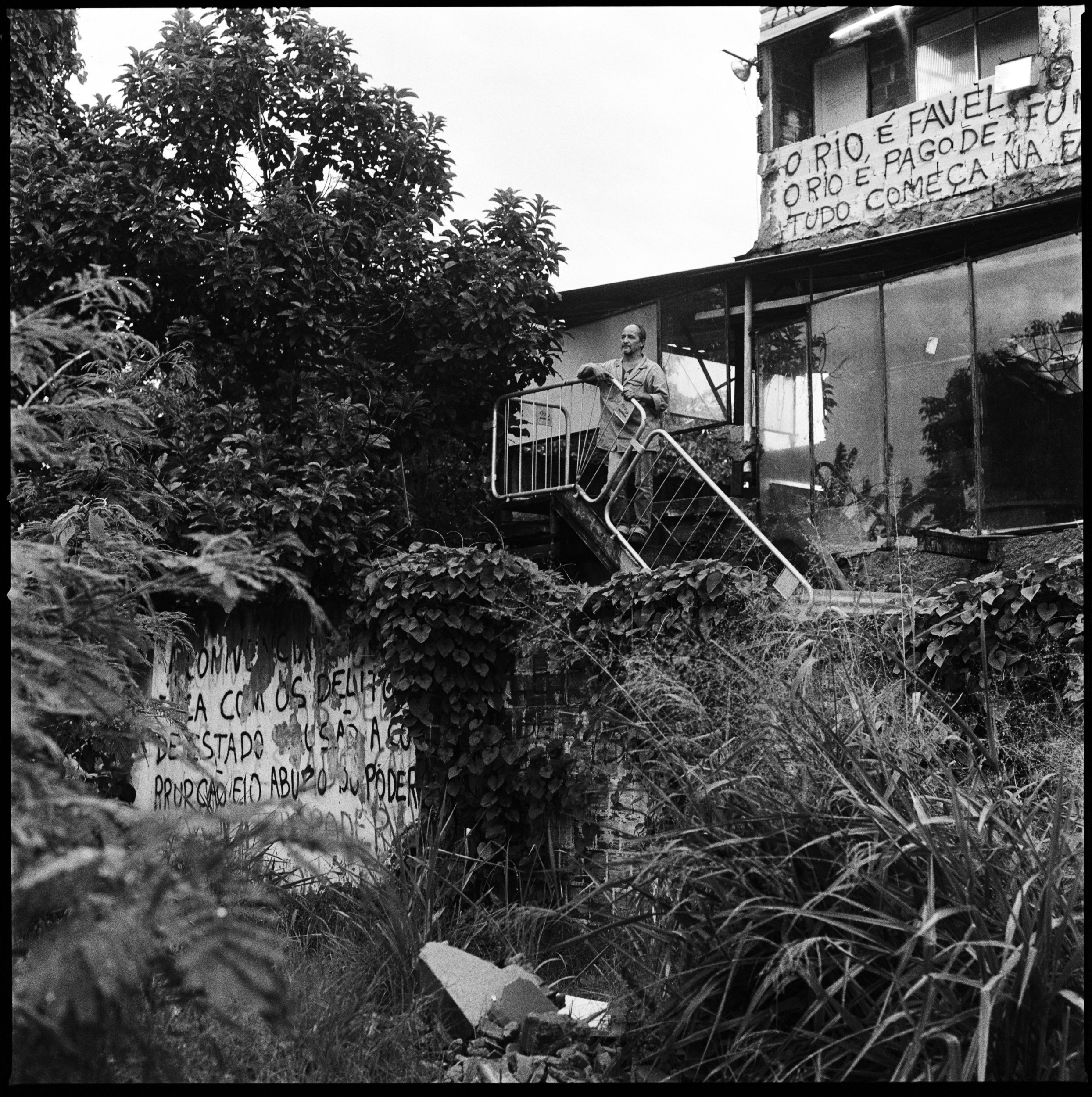 Delmo de Oliveira, outside his house in Vila Autódromo. One of the messages on the wall reads ‘Rio is favelas‘