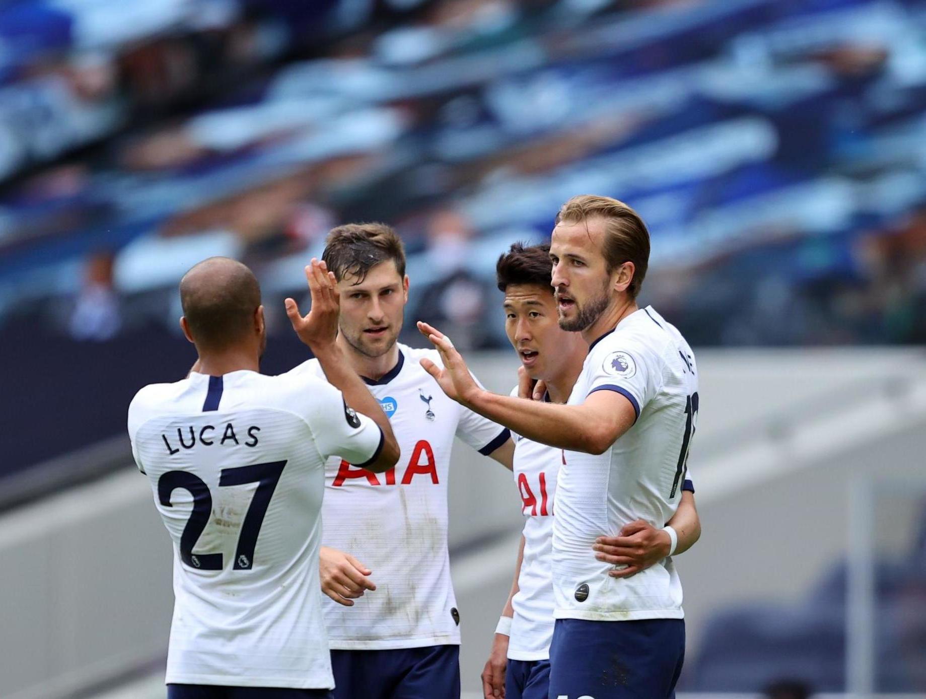 Kane celebrates with teammates after scoring vs Leicester