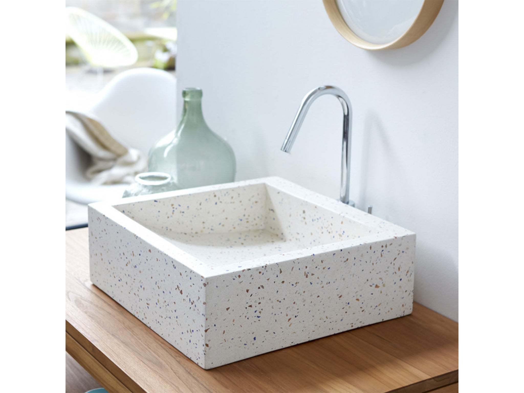 This washbasin has a contemporary design and will easily add colour while keeping its minimal style