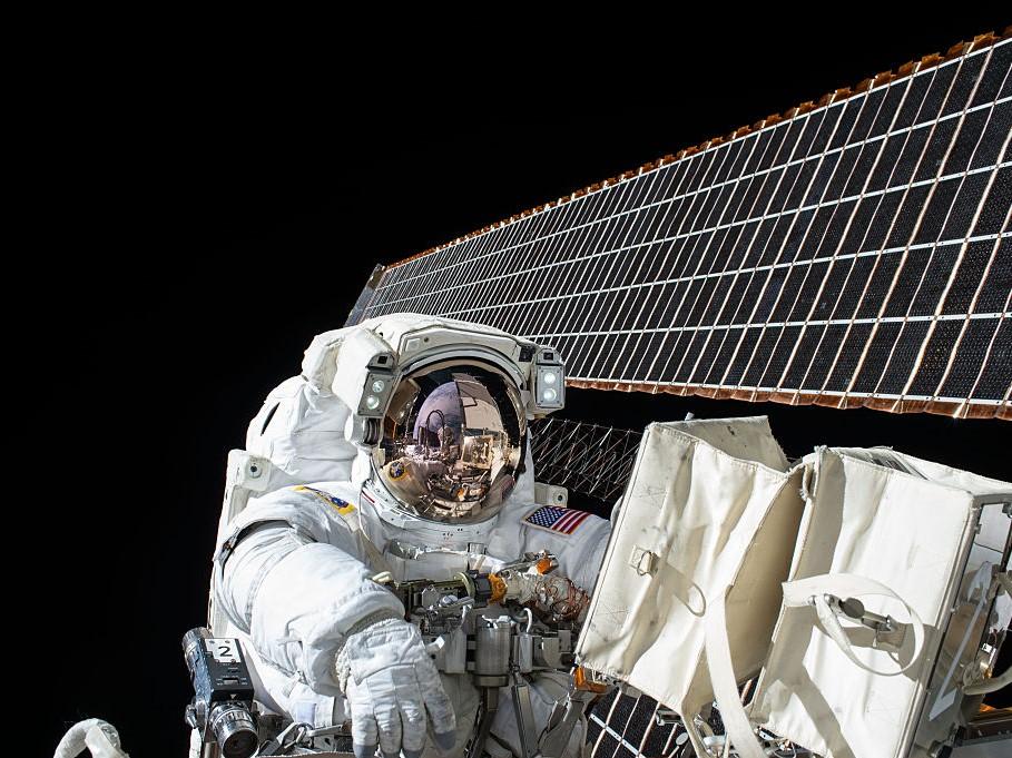 Nasa astronaut Scott Kelly works outside of the International Space Station during a 2015 spacewalk.