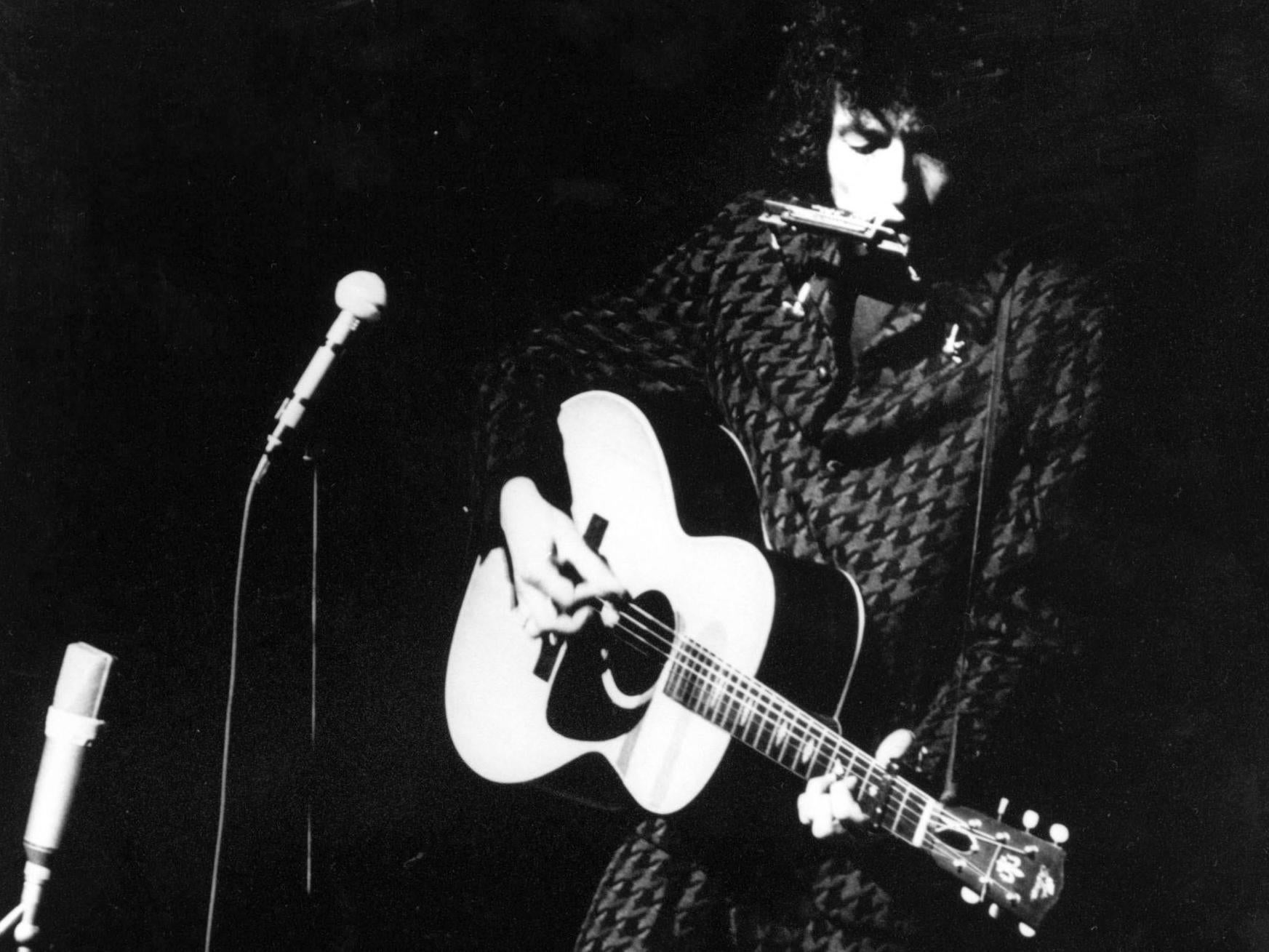 Dylan performs at a Paris concert in 1966