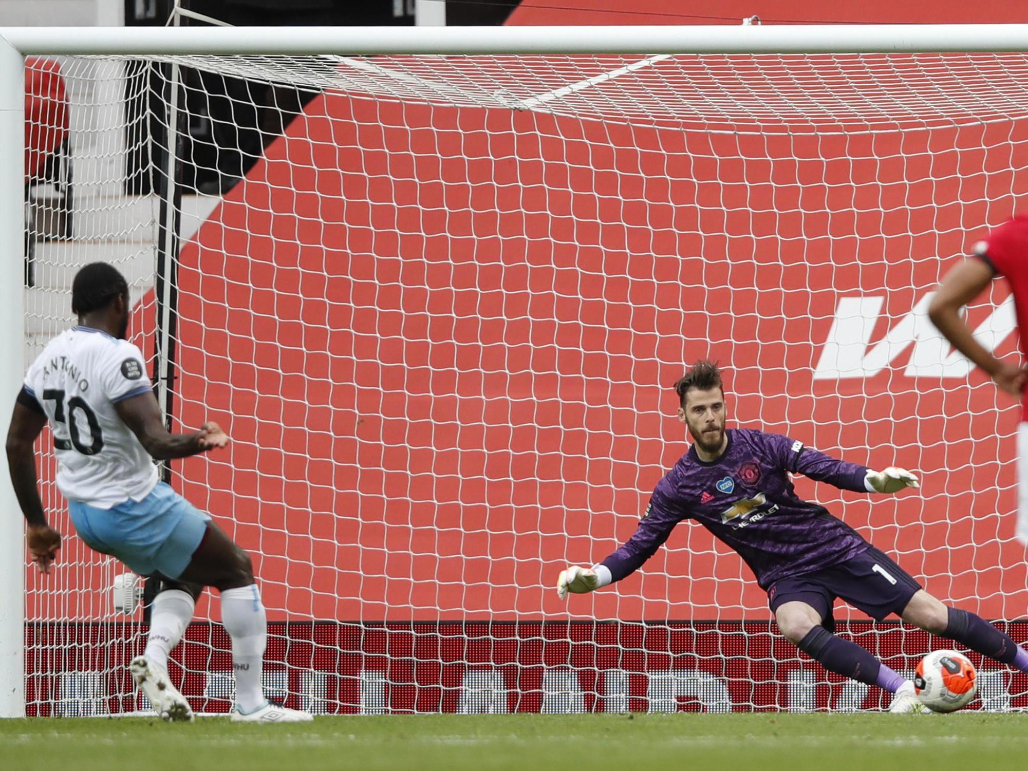 Antonio converts past De Gea